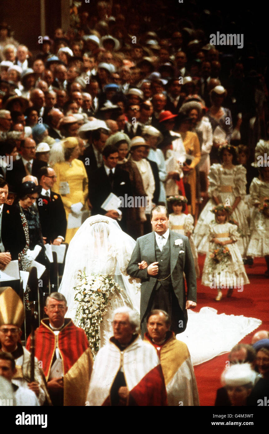 Earl Spencer führt seine Tochter, Lady Diana Spencer, den Gang in der St. Paul's Cathedral entlang, um ihre Hochzeit mit dem Prinzen von Wales zu feiern. Earl Spencer starb am 29. März 1992. Stockfoto