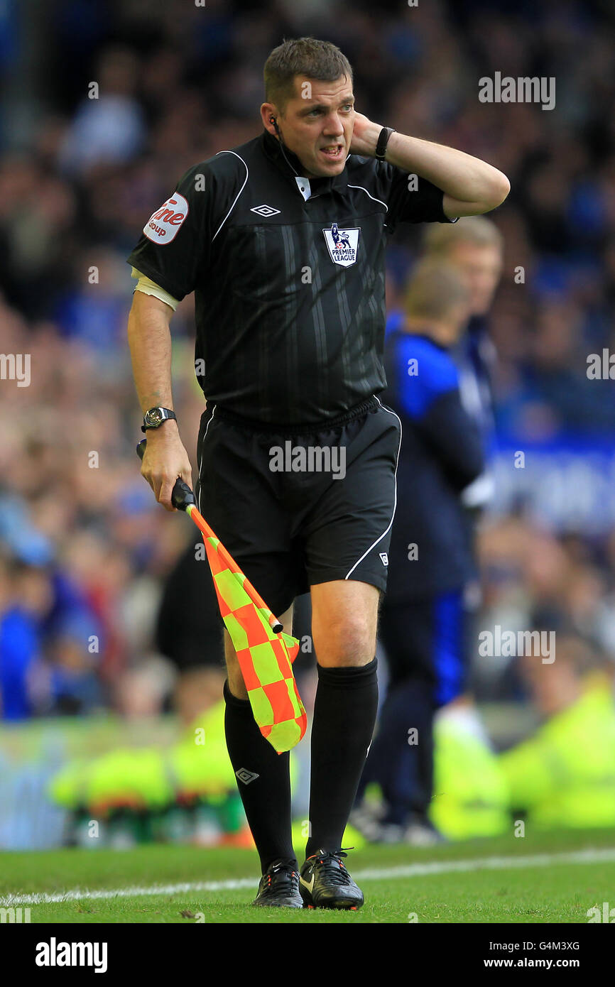 Vierter Offizieller Phil Dowd kommt auf einen stellvertretenden Schiedsrichter Nachdem Andy Halliday (nicht abgebildet) eine Verletzung aufnimmt Stockfoto