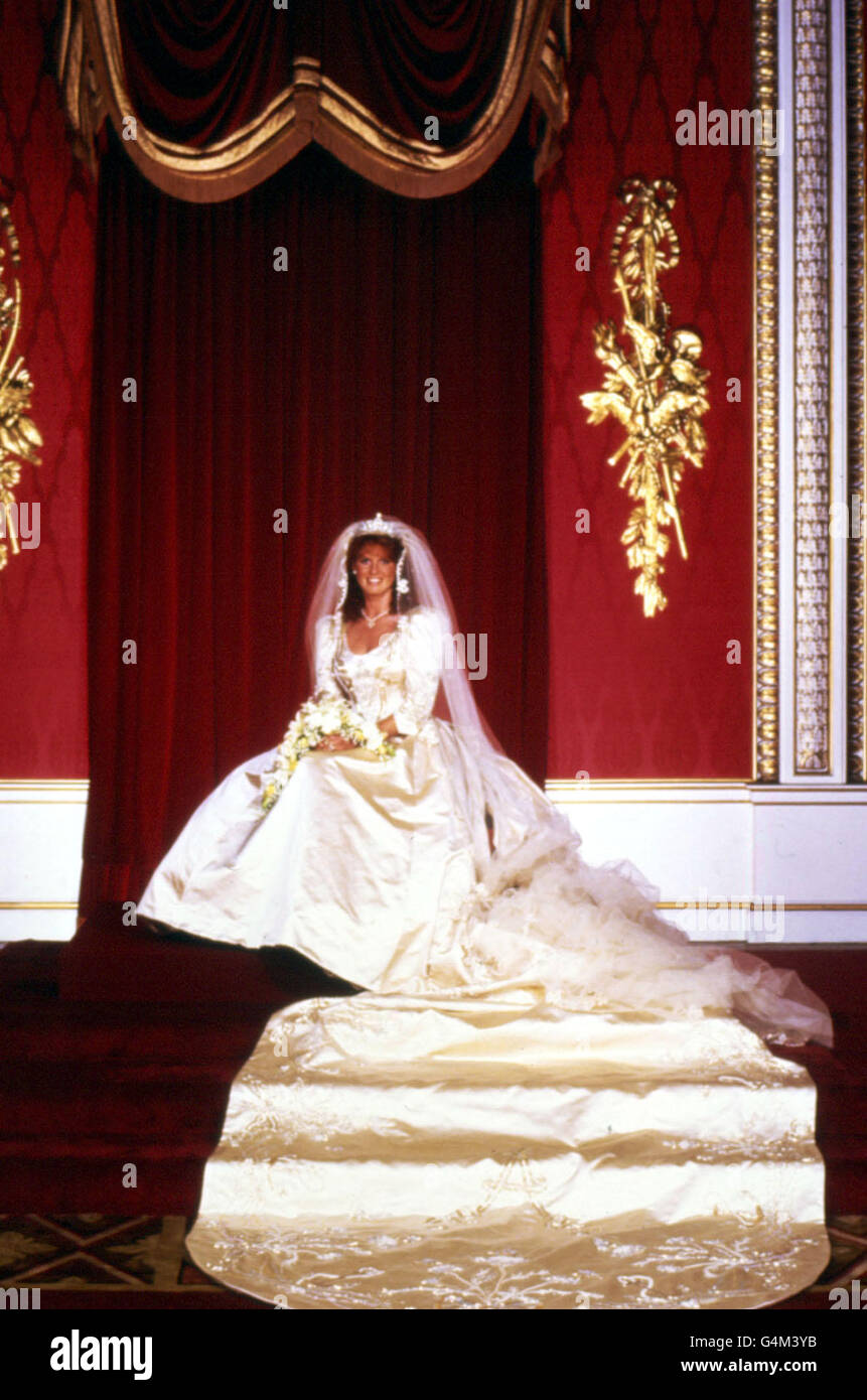 Sarah Ferguson, Herzogin von York, in ihrem Hochzeitskleid im Buckingham  Palace, nach ihrer Heirat mit Prinz Andrew, Herzog von York, in Westminster  Abbey Stockfotografie - Alamy