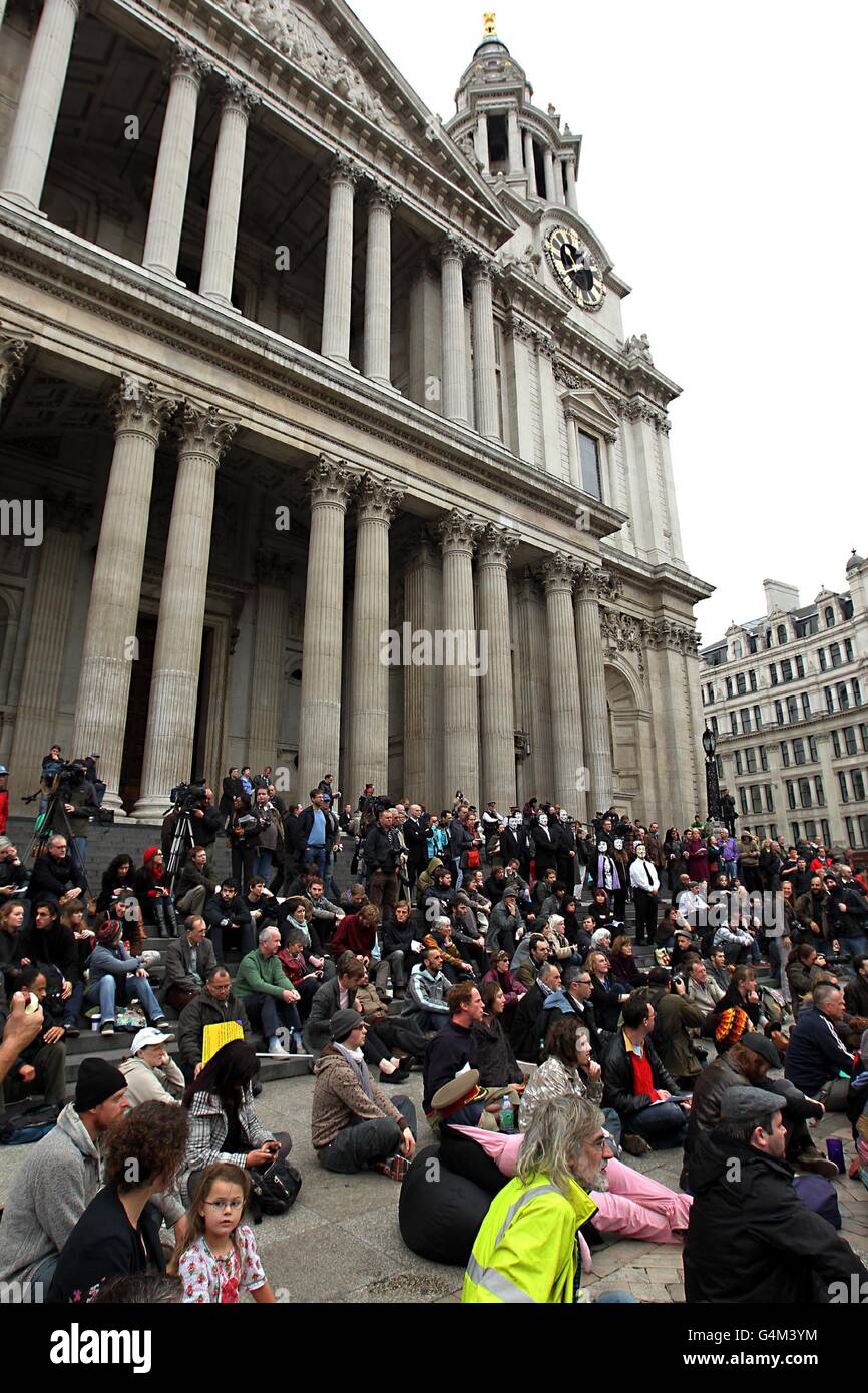 Demonstranten bei der Occupy London Stock Exchange Demonstration vor der St Paul's Cathedral, London. DRÜCKEN SIE VERBANDSFOTO. Bilddatum: Sonntag, 30. Oktober 2011. Siehe PA Geschichte STADTPROTEST. Bildnachweis sollte lauten: Sean Dempsey/PA Wire Stockfoto