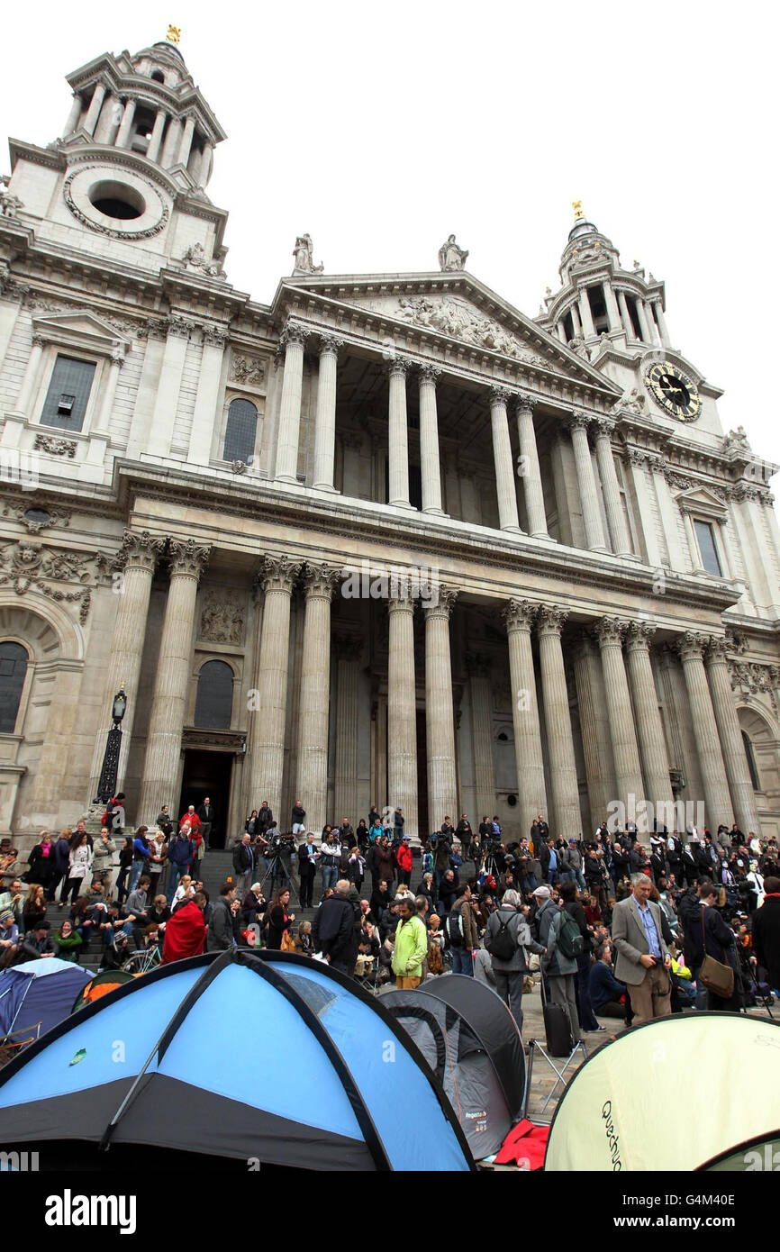 Occupy London Stock Exchange Protest. Demonstranten bei der Occupy London Stock Exchange Demonstration vor der St Paul's Cathedral, London. Stockfoto