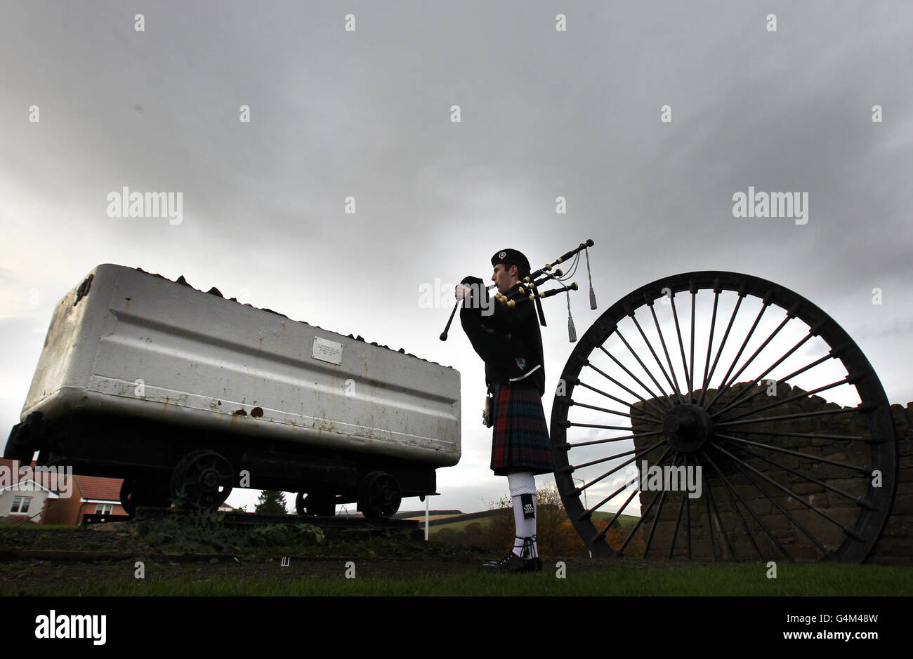 Walter Glendinning von der Fife Police Pipe Band spielt auf dem Gelände der Bowhill Collieries anlässlich des 80. Jahrestages der schottischen Minenkatastrophe, bei der 10 Männer ihr Leben verloren. DRÜCKEN SIE VERBANDSFOTO. Bilddatum: Sonntag, 30. Oktober 2011. Die Bergleute starben nach der Explosion in der zweiten Grube am Samstag, dem 31. Oktober 1931, an einer Kohlenmonoxidvergiftung. Siehe PA Geschichte MEMORIAL Mine. Bildnachweis sollte lauten: Andrew Milligan/PA Wire Stockfoto