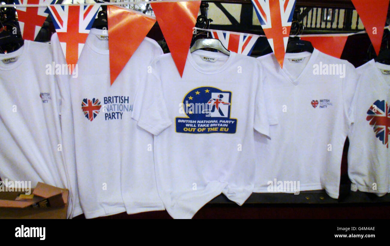 Kleidung zum Verkauf auf der Konferenz der British National Party (BNP) im Wavertree Cricket Club, Liverpool. DRÜCKEN Sie VERBANDSFOTO. Bilddatum: Sonntag, 30. Oktober 2011. Siehe PA Story POLITIK BNP. Bildnachweis sollte lauten: Mike Hornby/PA Wire Stockfoto