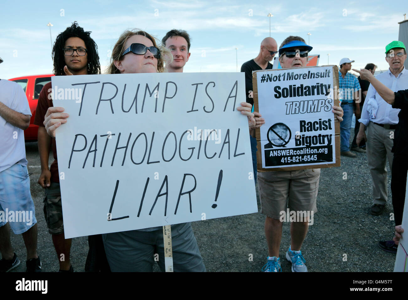 Demonstranten gegen mutmaßlichen Präsidentschaftskandidat Donald Trump bei California-Kampagne-Rallye Stockfoto