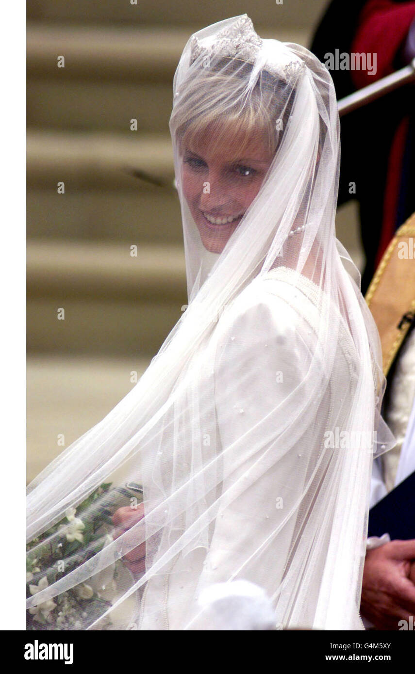 Die Braut, Sophie Rhys-Jones, kommt zur St. George's Chapel im Windsor Castle, wo sie mit Prinz Edward - dem jüngsten Sohn der britischen Königin Elizabeth II. - geheiratet wurde Dem Prinzen wurde der Titel Earl of Wessex verliehen. Stockfoto