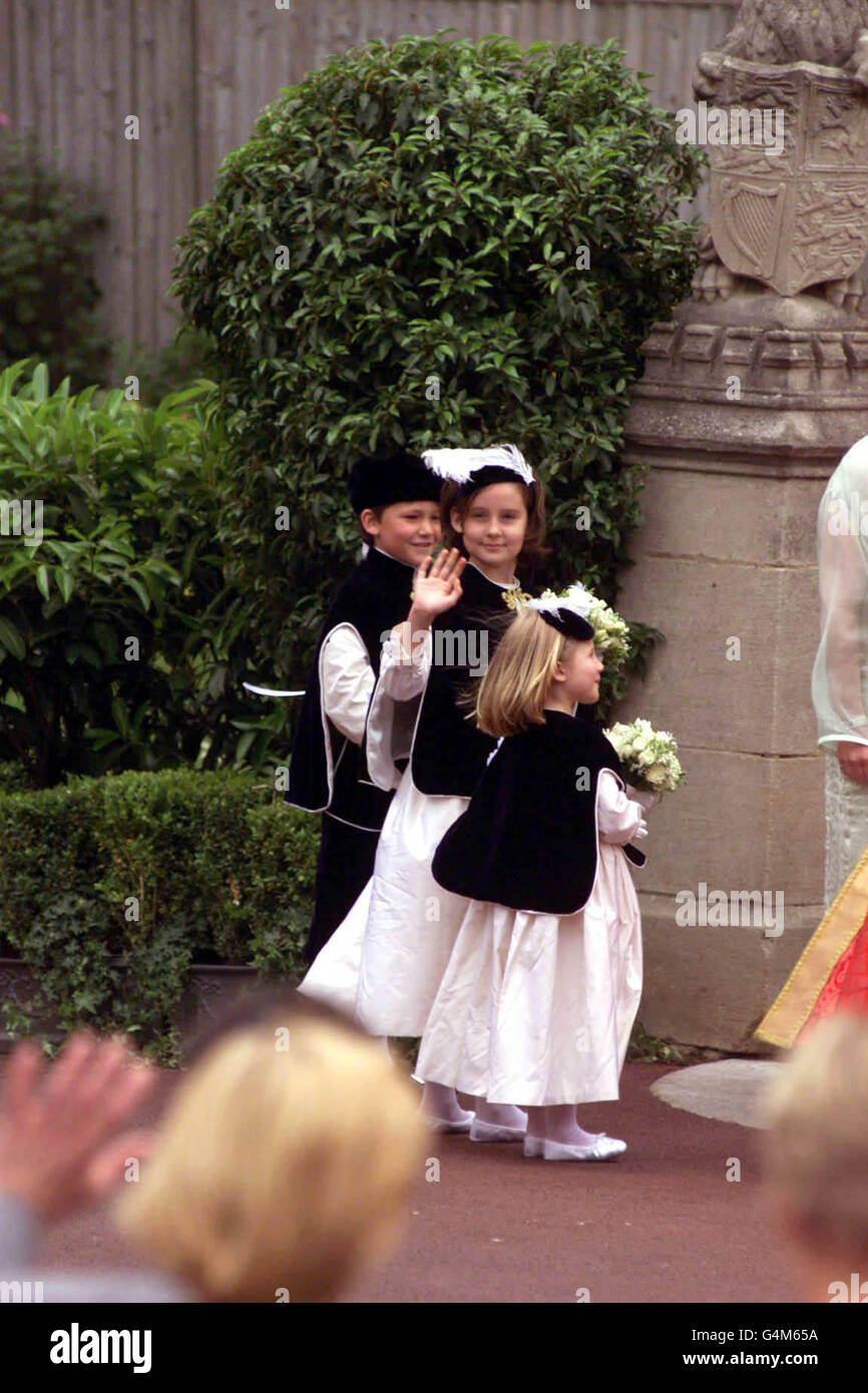 Brautjungfer Camilla Hadden, 8 Jahre alt, winkt, als sie vor der St. George's Chapel auf dem Gelände von Windsor Castle mit ihrer Mitjungfrau Olivia Taylor, 5, und Pagenboy Felix Sowerbutts auf die Ankunft von Prinz Edward und Sophie Rhys-Jones für ihren Hochzeitsdienst wartet. * Buckingham Palace gab bekannt, dass das Königliche Paar in Zukunft als der Graf und die Gräfin von Wessex bekannt sein wird. Stockfoto