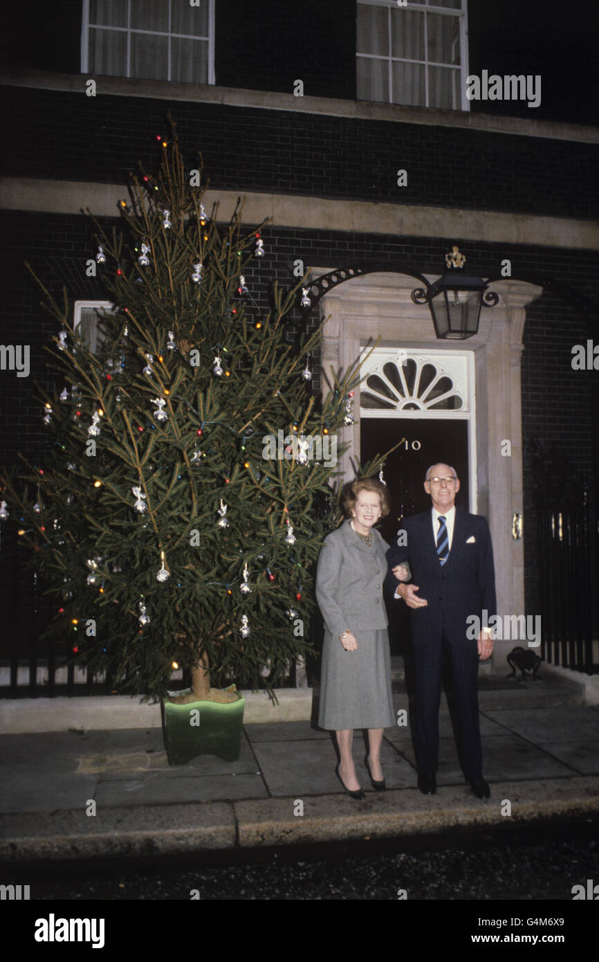 PA News Photo 16/12/83 Margaret und Denis Thatcher vor der Nr. 10 Downing Street neben dem Weihnachtsbaum in London Stockfoto
