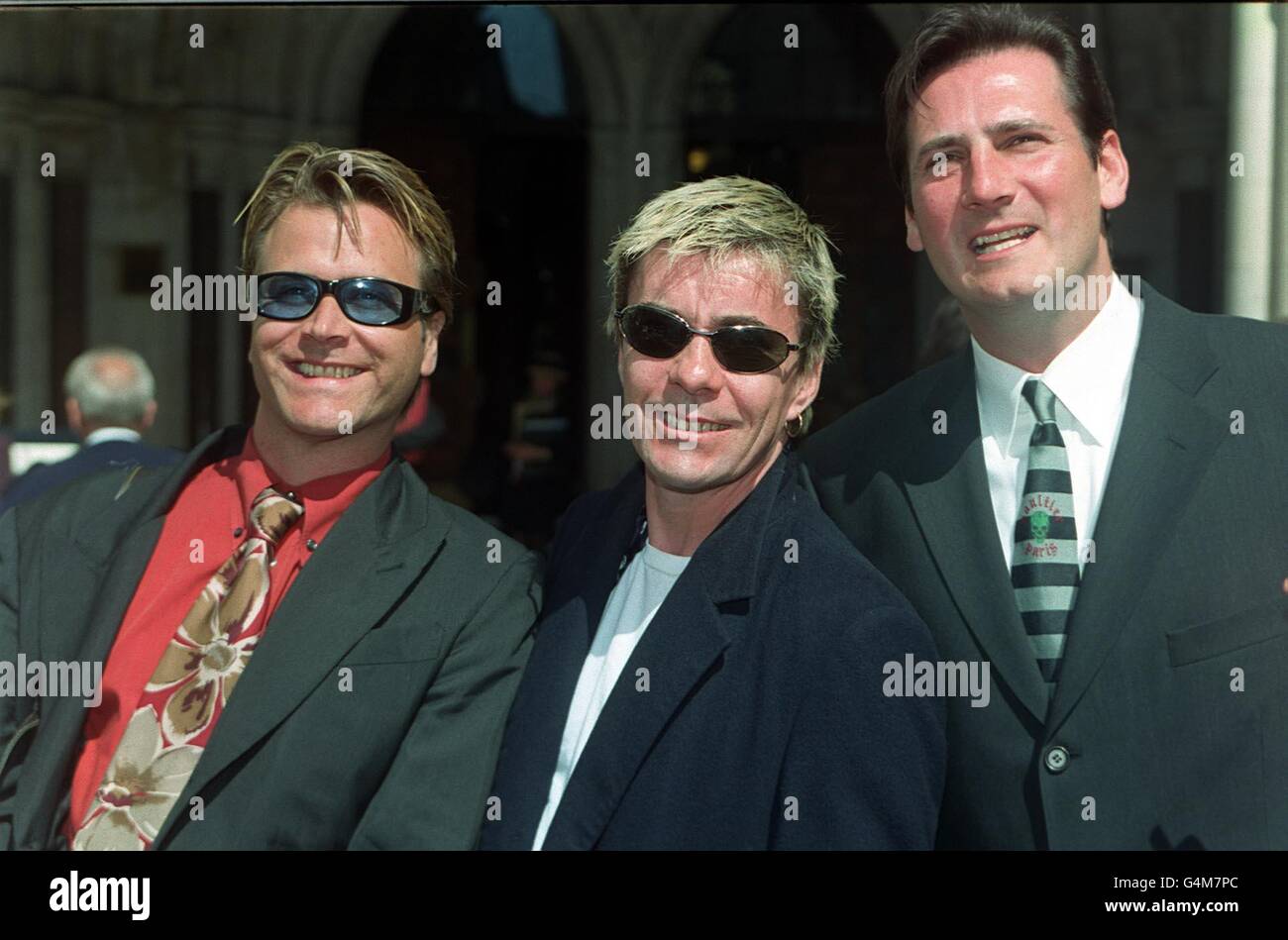 Ehemalige Mitglieder der 80er Jahre Popgruppe Spandau Ballet, Saxophonist Steve Norman (links) Schlagzeuger John Keeble und Leadsänger Tony Hadley (rechts), außerhalb des Londoner High Court, wo sie ihren Anspruch auf Lizenzgebühren von Songwriter Gary Kemp verloren. Stockfoto