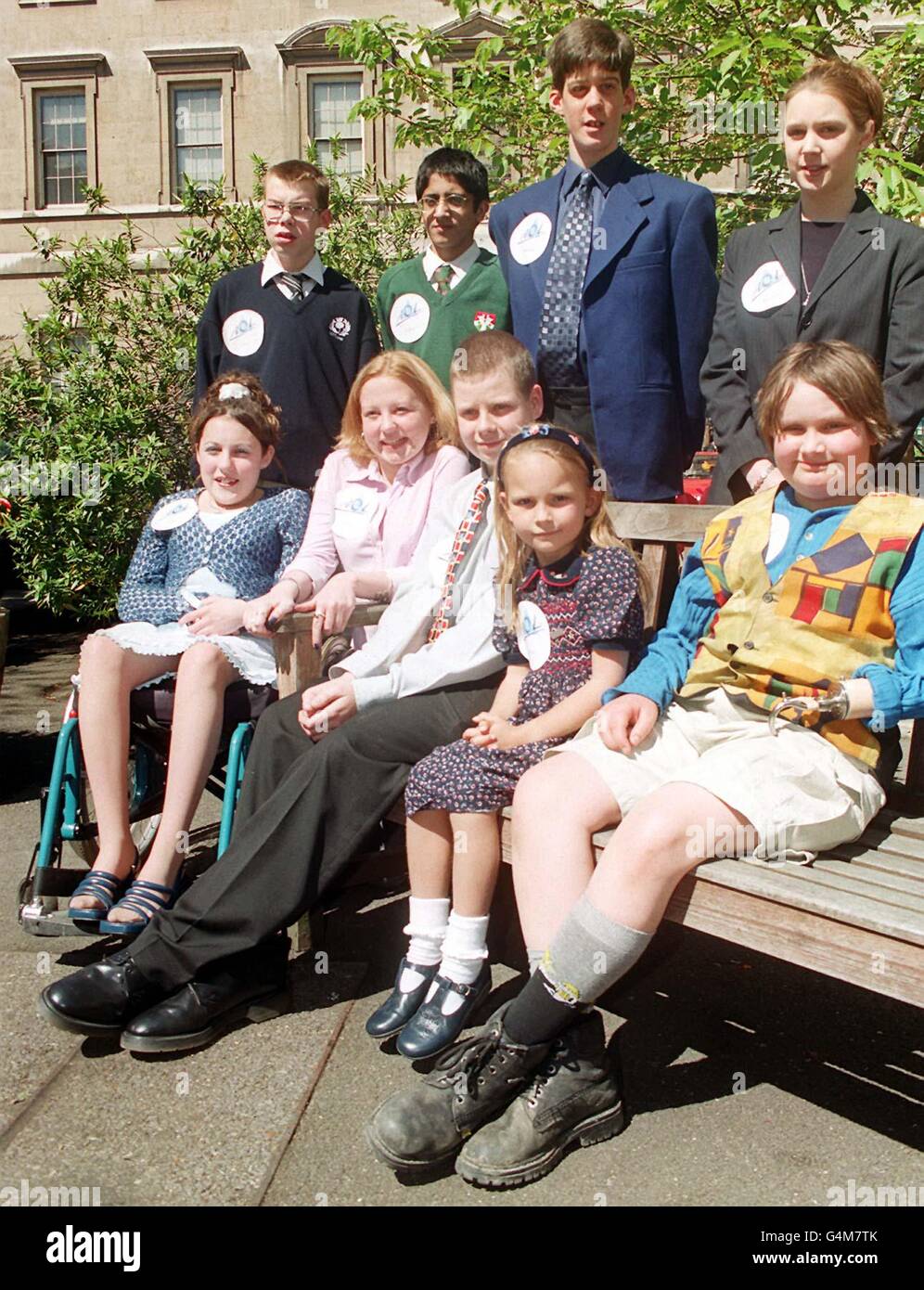 Neun der zehn Gewinner der nationalen Bildungspreise, die außergewöhnliche Anstrengungen zur Aufrechterhaltung der Schularbeit trotz schwerer Krankheit oder Verletzung belohnen, organisiert von der National Association for the Education of Sick Children, in London. * AOL (American Online Service) sponsert die Auszeichnungen. (l/R hinten) Kevin Whitelaw aus Angus, Schottland; Ayyaz Akram aus Luton, Bedfordshire; Matthew Haven aus Whitworth, Lancs; und Michelle Dyson aus Bury St Edmunds, Suffolk. (Vorne l/r) Hollie Sharpling, aus Deanshanger, Northamptonshire; Robyn Tainty, aus Bristol; David Quince, aus Bedford; Emma Crook Stockfoto