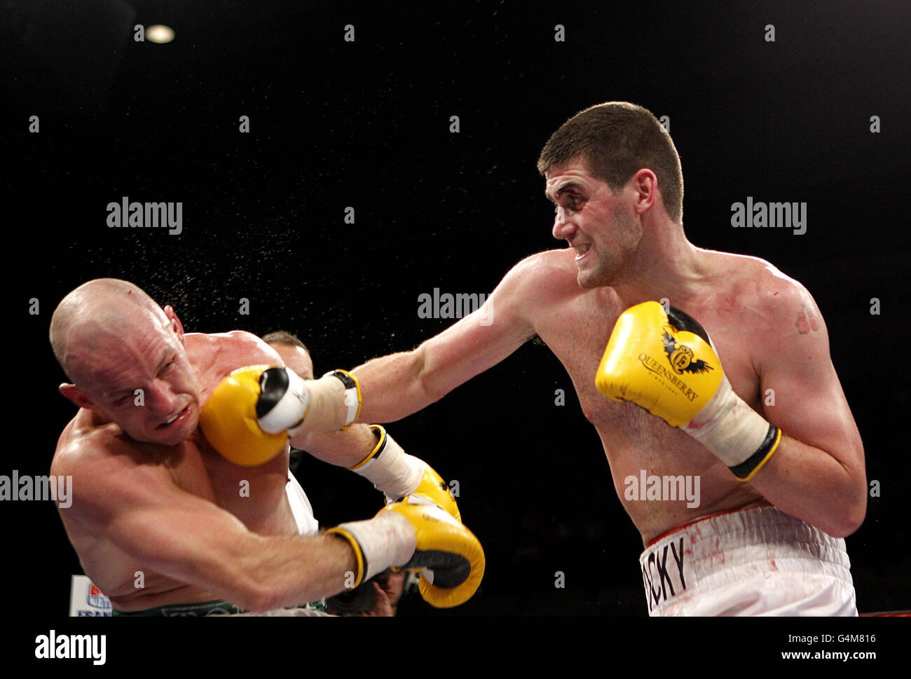 Tommy Tolan (links) im Einsatz gegen Rocky Fielding während des Super-Middleweight-Bout in der Echo Arena, Liverpool. Stockfoto