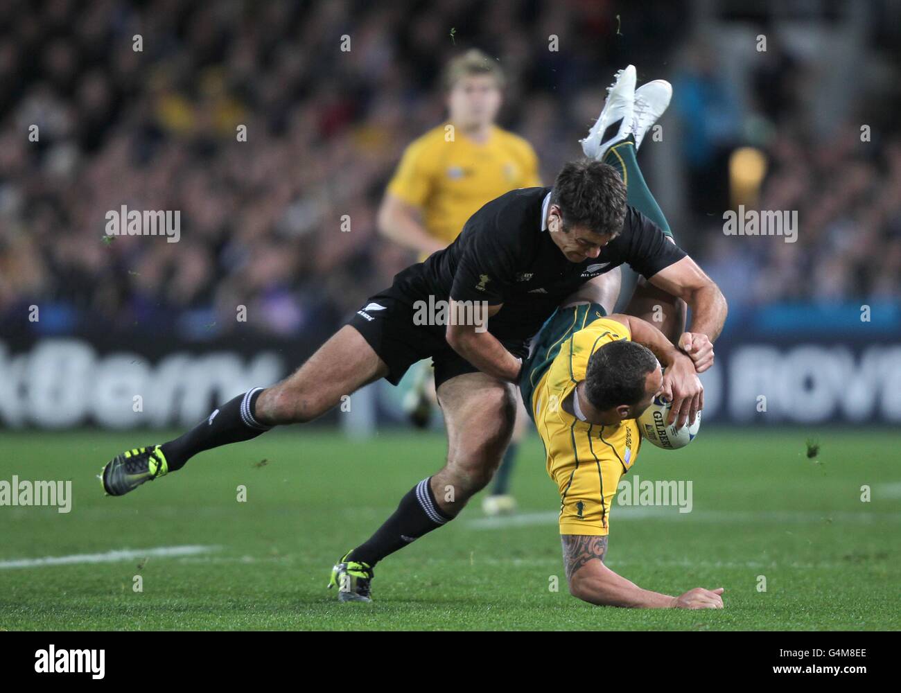 Rugby Union - Rugby-Weltmeisterschaft 2011 - Halbfinale - Australien / Neuseeland - Eden Park. Neuseelands Richard Kahui (links) bringt Australiens Quade Cooper (rechts) zum Abschlag Stockfoto