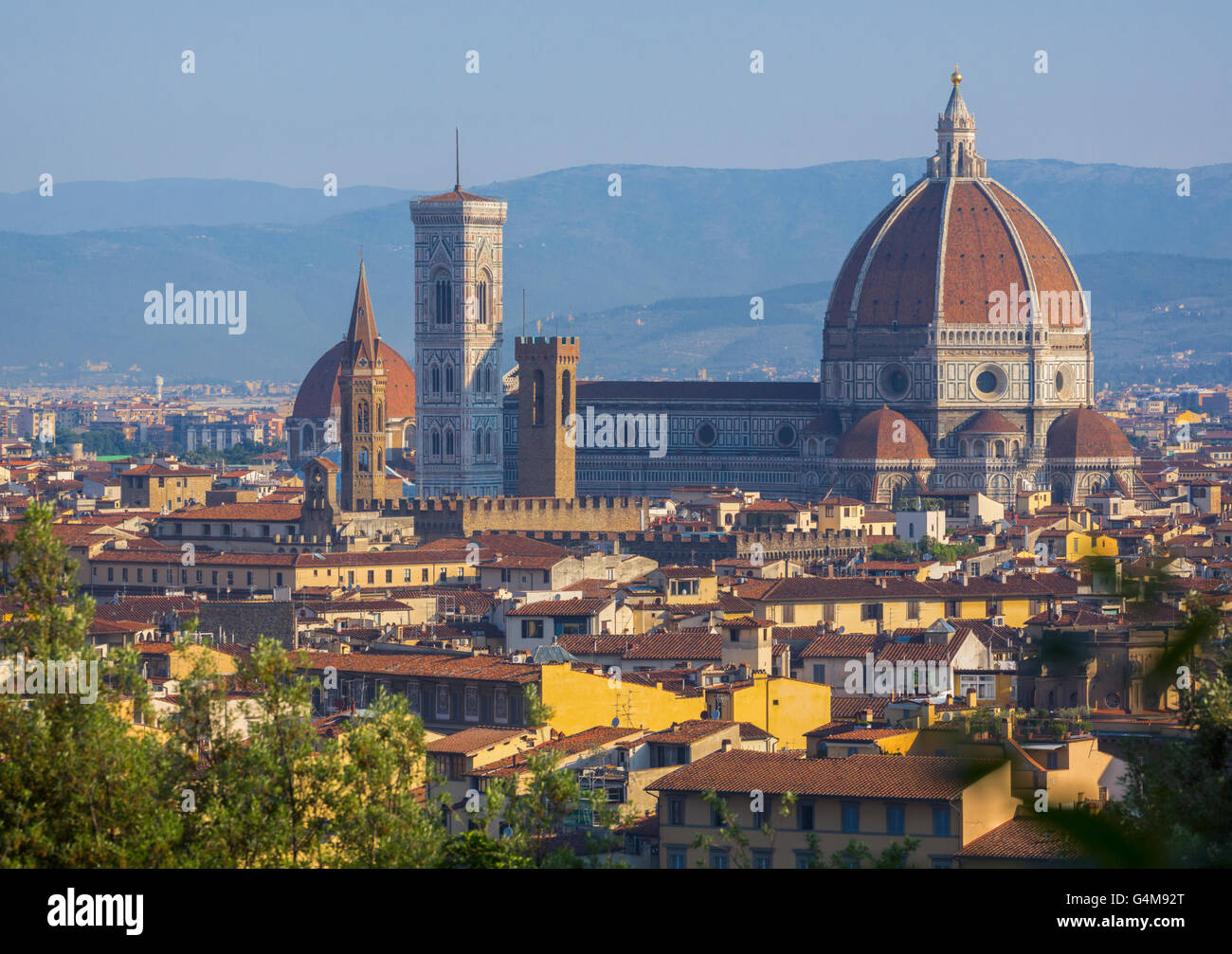 Florenz, Toskana, Italien.  Blick über die Stadt, den Dom - Cattedrale di Santa Maria del Fiore- und Campanile von der Piazza Stockfoto