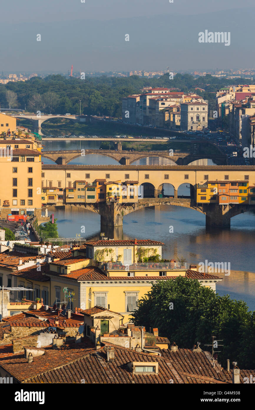 Florenz, Provinz Florenz, Toskana, Italien.  Blick vom Piazzale Michelangelo auf Brücken über den Fluss Arno. Stockfoto