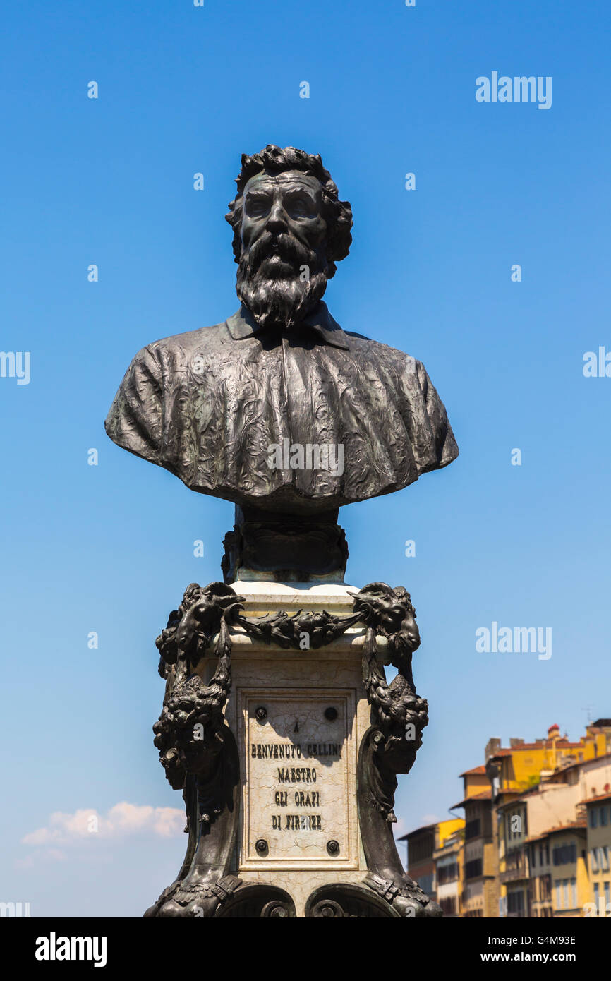 Florenz, Toskana, Italien. Büste von Benvenuto Cellini, 1500-1571, italienischer Goldschmied und Künstler auf der Ponte Vecchio. Stockfoto