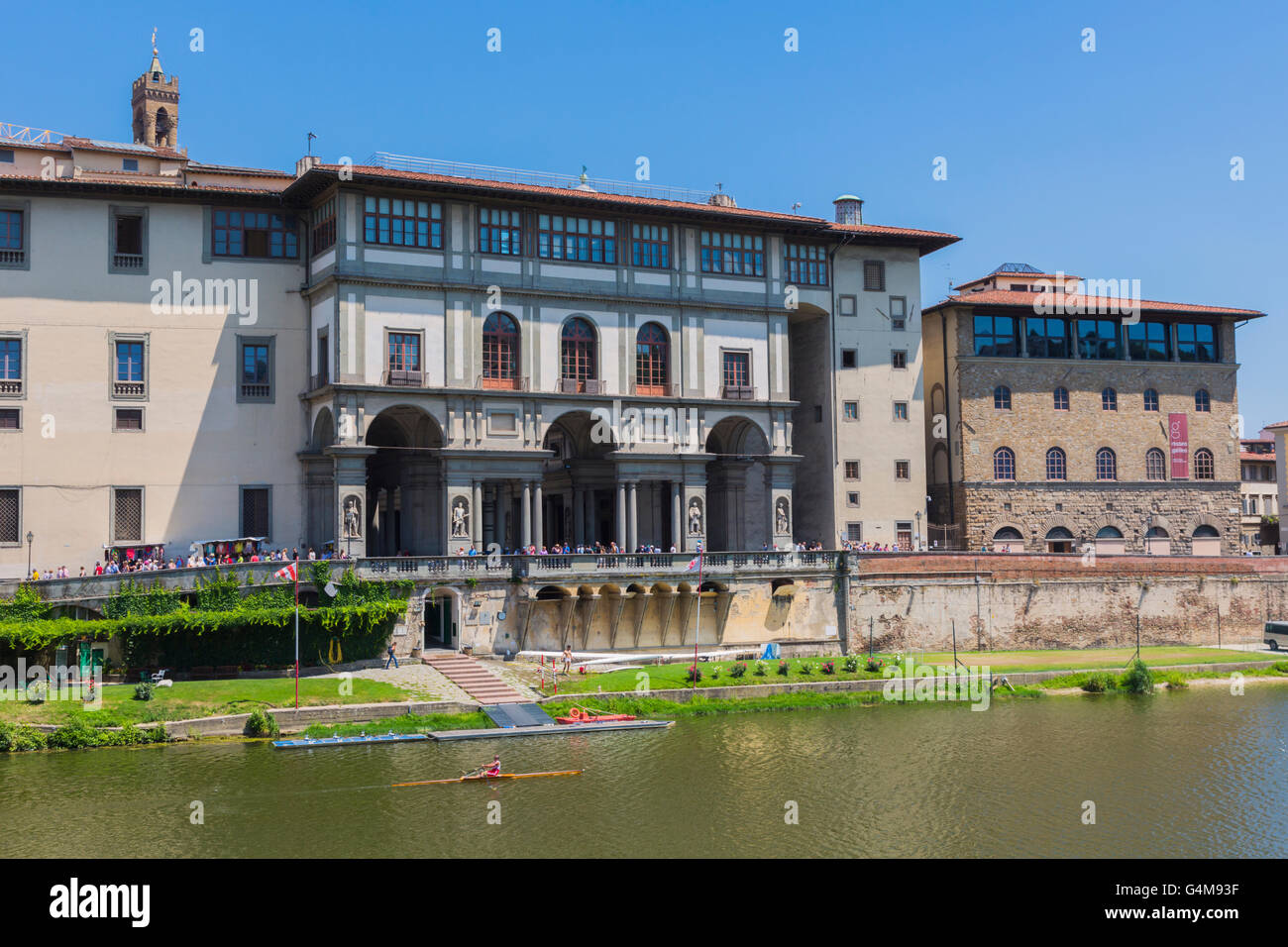 Florenz, Toskana, Italien.  Die Galerie der Uffizien gesehen über den Fluss Arno.  Rechts befindet sich das Museo Galileo. Stockfoto