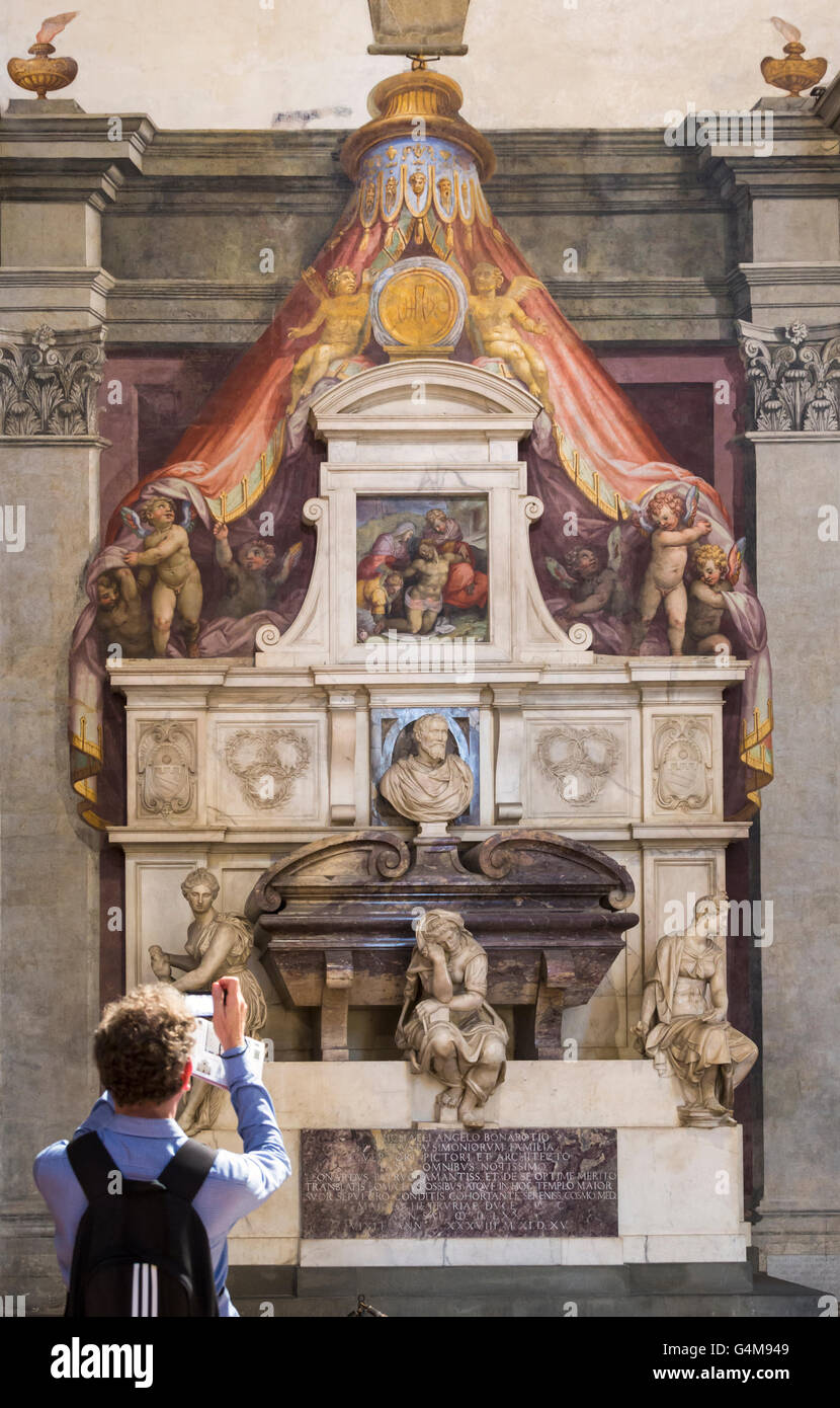 Florenz, Toskana, Italien.  Basilika Santa Croce. Das Grab von Michelangelo Buonarroti. Stockfoto