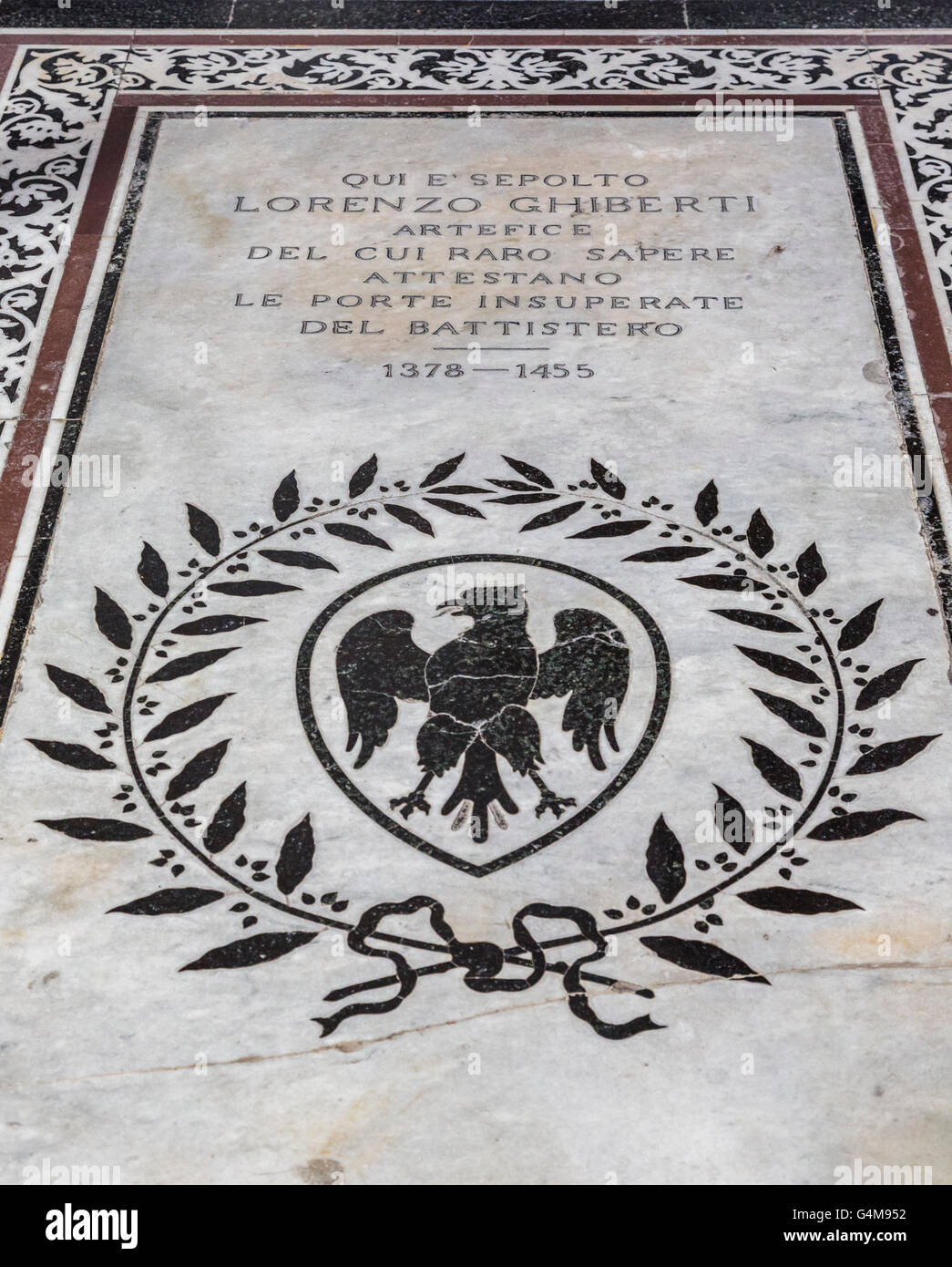 Florenz, Toskana, Italien.  Basilika Santa Croce.  Grab des florentinischen Goldschmieds und Bildhauers Lorenzo Ghiberti, 1378-1455 Stockfoto