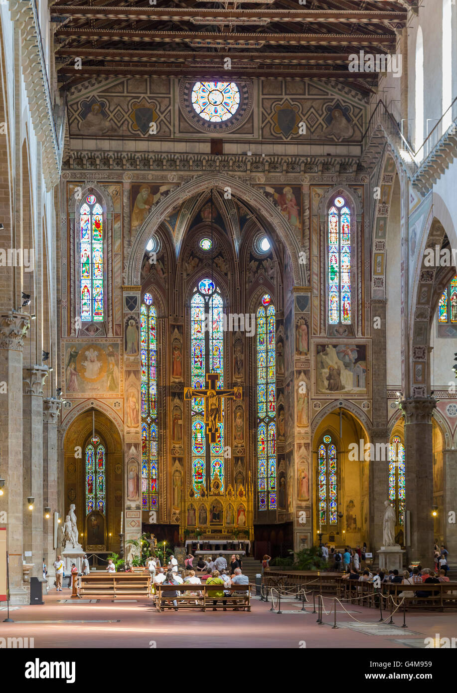 Florenz, Toskana, Italien.  Basilika Santa Croce.  Blick entlang der Länge des Schiffes zum Altar. Stockfoto