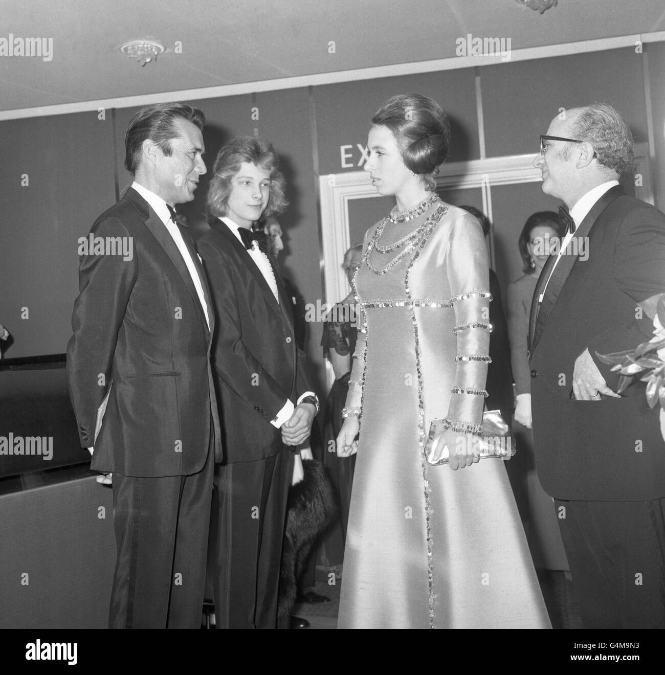 Der britische Schauspieler Dirk Bogarde und sein Co-Star im Film 'Tod in Venedig', Bjorn Andresen, treffen Prinzessin Anne bei der Royal Charity Premiere des Films im Warner West End Cinema in London. Stockfoto