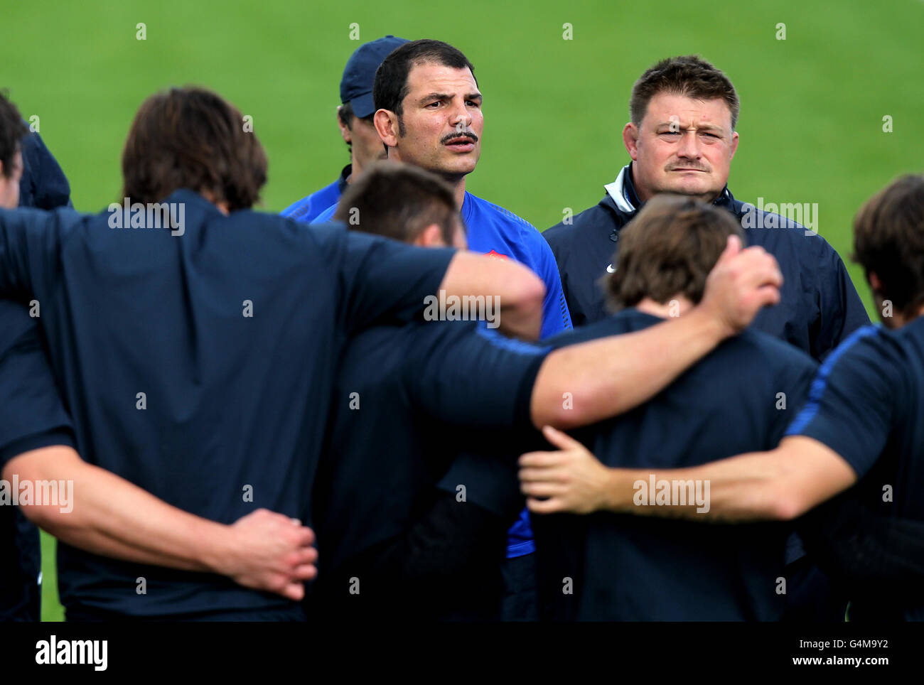 Rugby Union - Rugby-Weltmeisterschaft 2011 - Finale - Frankreich gegen Neuseeland - Frankreich Trainingssitzung - Takapuna Rugby Club. Frankreichs Trainer Marc Lievremont (Mitte) während einer Trainingseinheit im Takapuna Rugby Club, Auckland, Neuseeland. Stockfoto