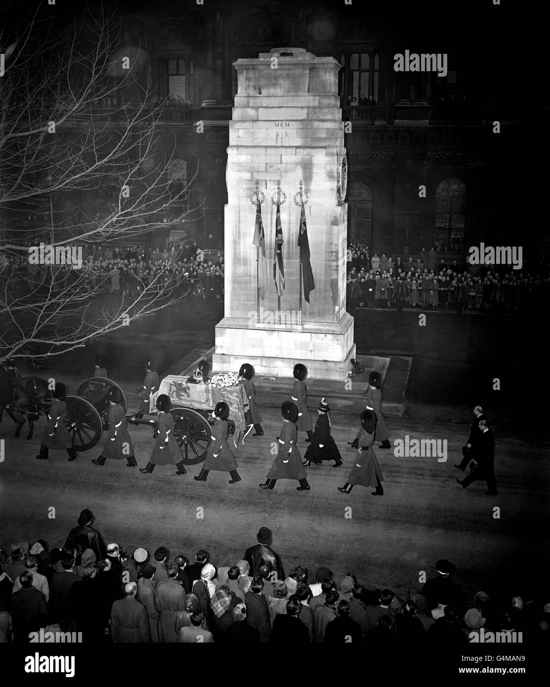 Der Sarg von König George VI., gefolgt vom Herzog von Edinburgh und dem Bruder des Königs, dem Herzog von Gloucester, flankiert von der Trägerpartei der Grenadier Guards, vorbei am Cenotaph in Whitehall auf dem Weg zur Westminster Hall, um im Staat zu liegen. Stockfoto