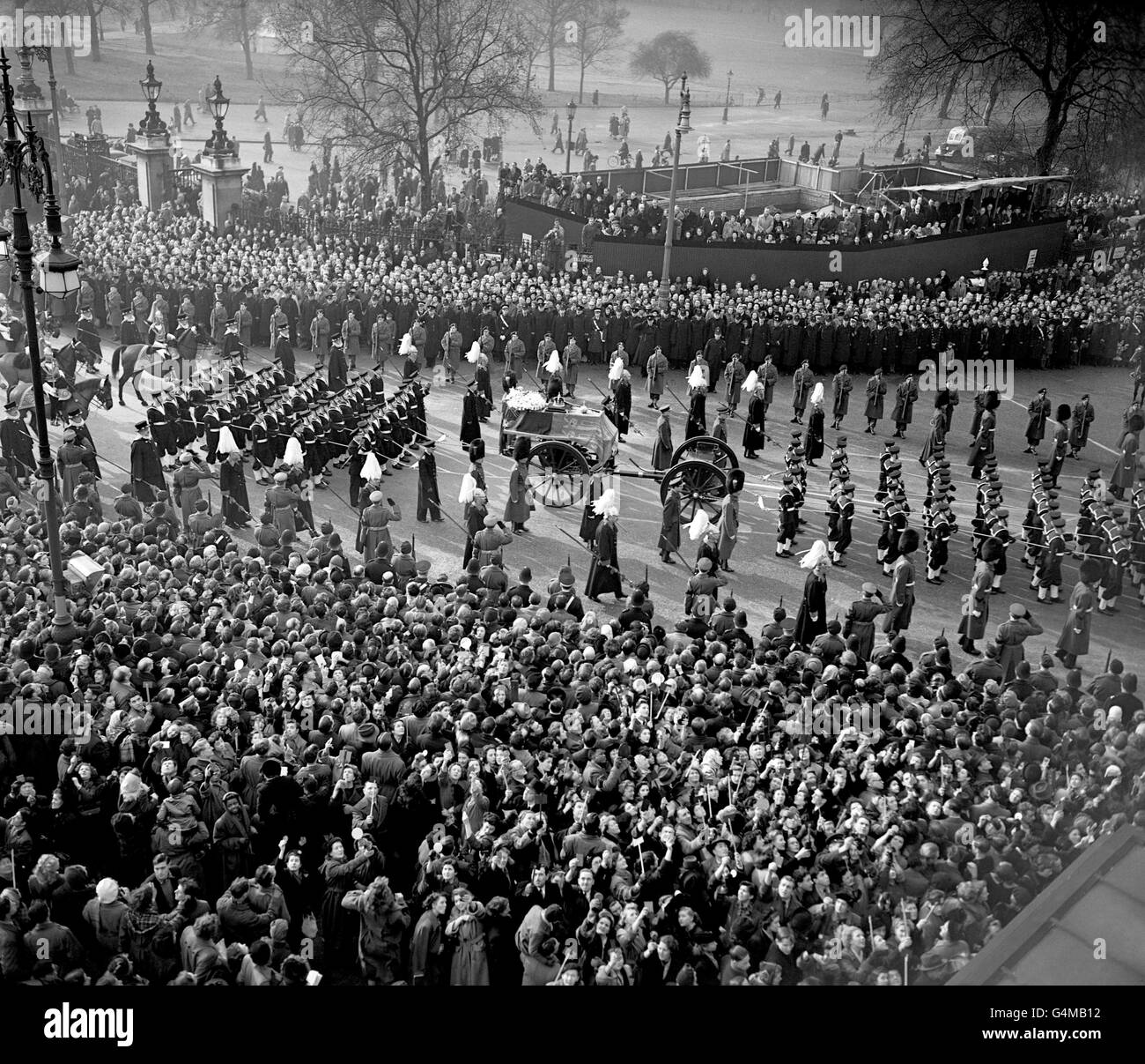 Riesige Menschenmassen beobachten den Sarg von König George VI., der an Marble Arch vorbeigeht und in London zur Egdware Road wird, auf der letzten Etappe der Prozession zur Paddington Station. Stockfoto