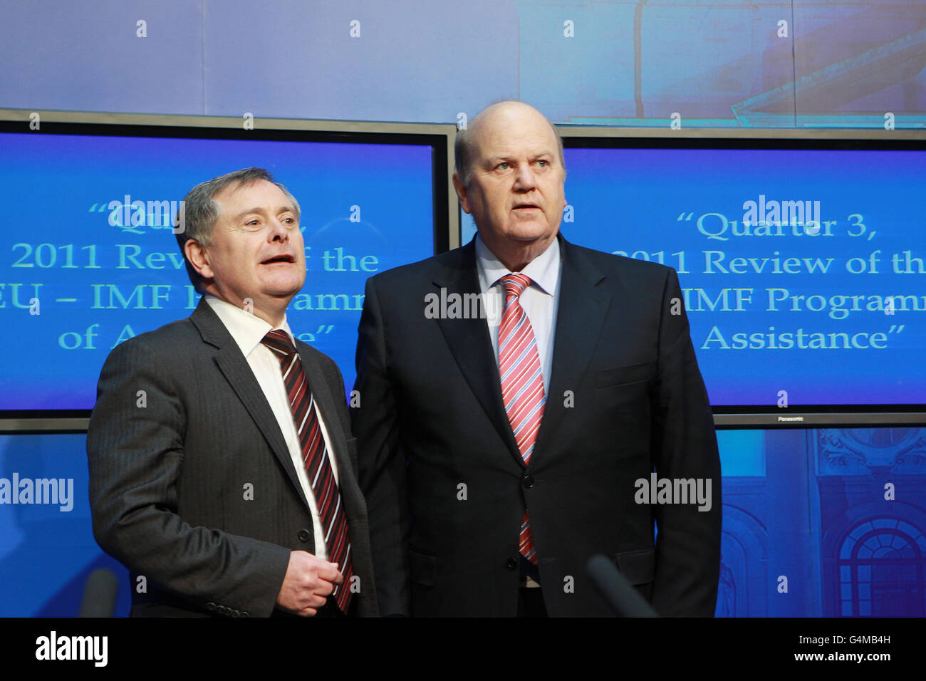 Finanzminister Micheal Noonan (rechts) mit Minister für öffentliche Ausgaben Brendan Howlin bei der Pressekonferenz in Regierungsgebäuden zur 3. Vierteljährlichen Überprüfung des EU-IWF-Hilfsprogramms. Stockfoto