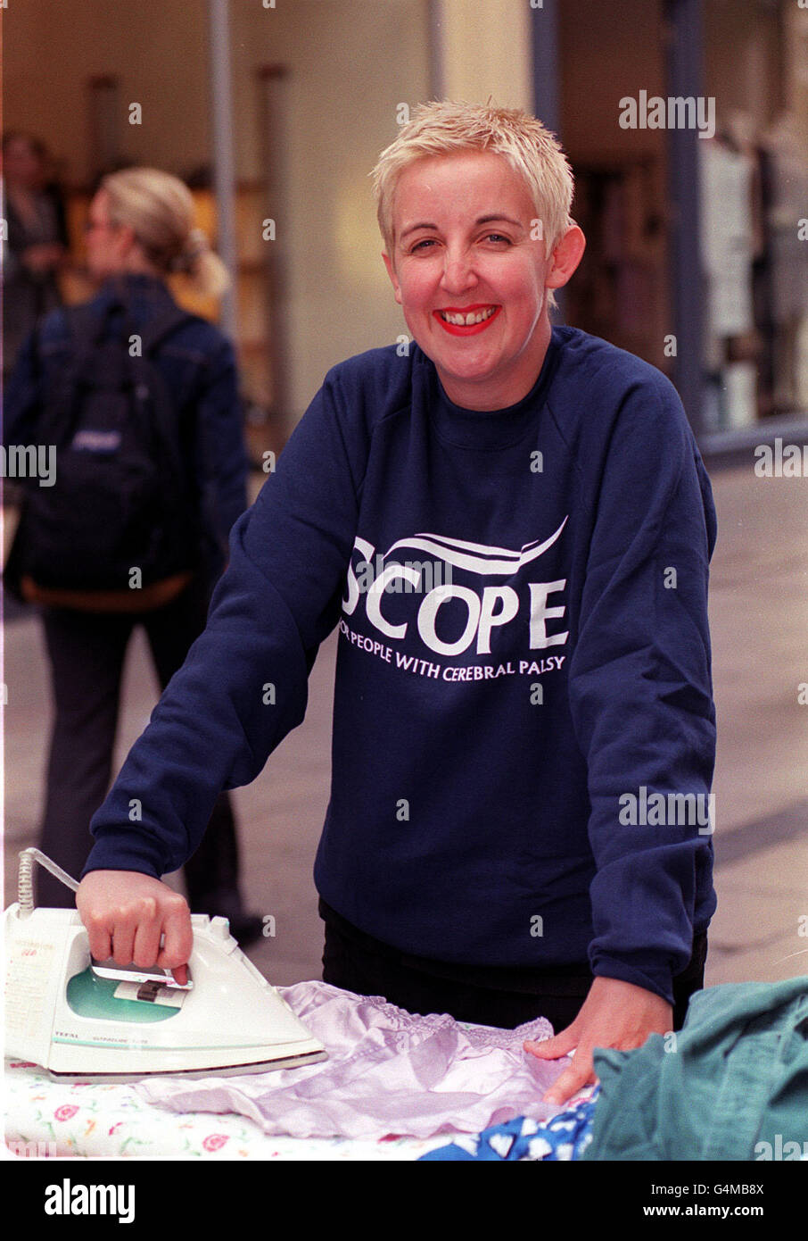 Julie Hesmondhalgh, Schauspielerin der Coronation Street, die transsexuelle Hayley spielt, engagiert sich ehrenamtlich für die landesweite „Celebrity Hour“ von Scope in der Londoner South Molton St. Scope ist eine Wohltätigkeitsorganisation für Menschen mit zerebraler Lähmung. Stockfoto