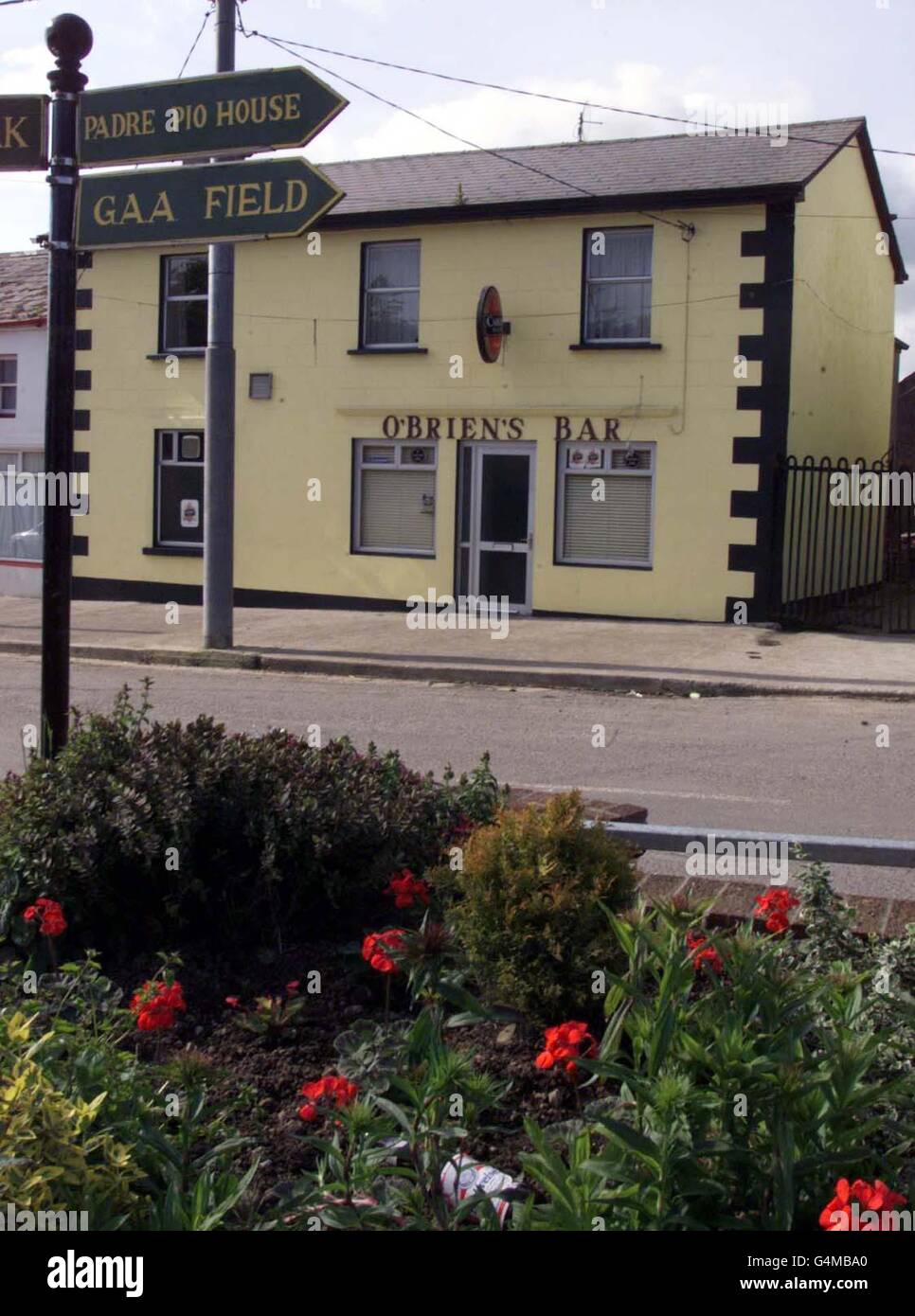 O'Briens Bar in Churchtown Co Cork. Die Trauerprozession des Schauspielers Oliver Reed, wird am Pub auf dem Weg zum Friedhof vorbeigehen, der nur wenige Meter entfernt ist. Die Bar war der Einheimische von Herrn Reed, als er im Dorf Churchtown Co Cork gewohnt hat. Stockfoto