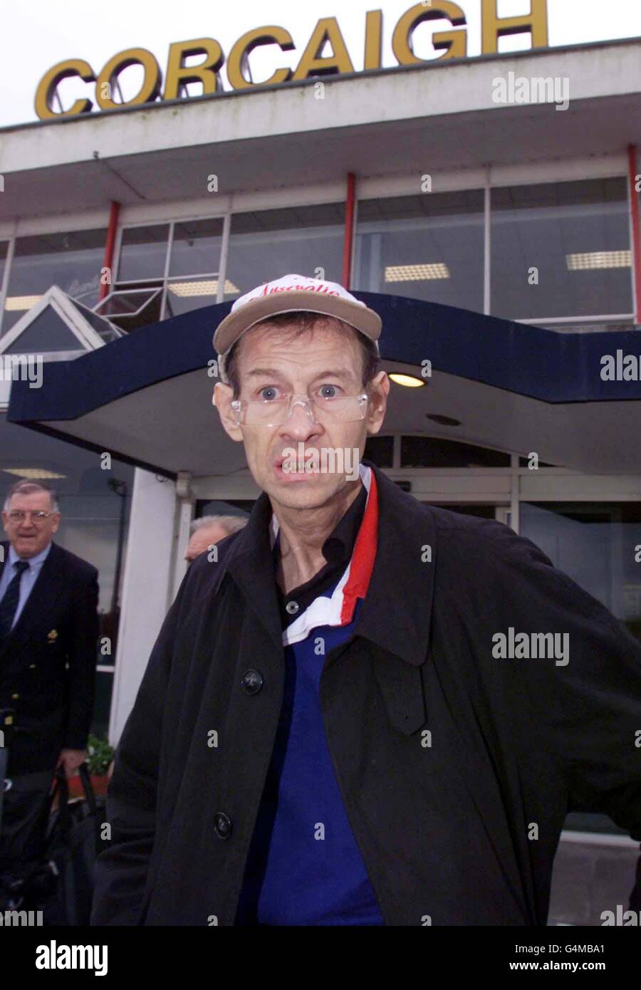 Ein zerbrechlich aussehender Ex-Snookerweltmeister Alex Higgins kommt am Flughafen Cork zur Beerdigung des langjährigen Freundes Oliver Reed an. Die Beerdigung von Herrn Reed wird in Churchtown Co Cork stattfinden. Higgins tritt in der Öffentlichkeit selten auf, als er gegen Kehlkopfkrebs kämpft. Stockfoto