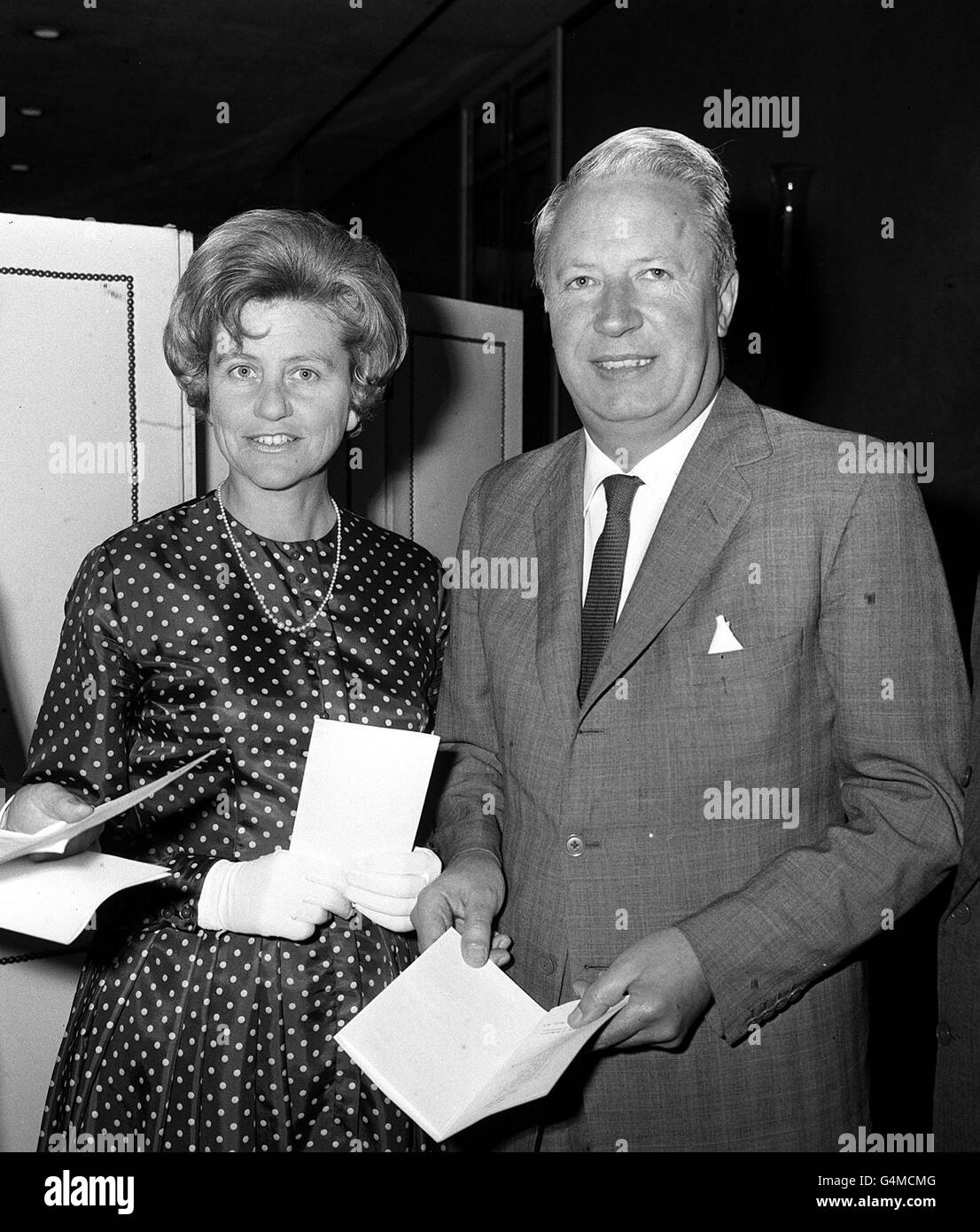 Der Oppositionsführer Edward Heath und die Vorsitzende von Lifeline, der Wohltätigkeitsorganisation für Flüchtlinge, Frau Francoise Rigby. Heath war Gastredner beim Mittagessen für Men of Distinction im Savoy Hotel in London. Stockfoto