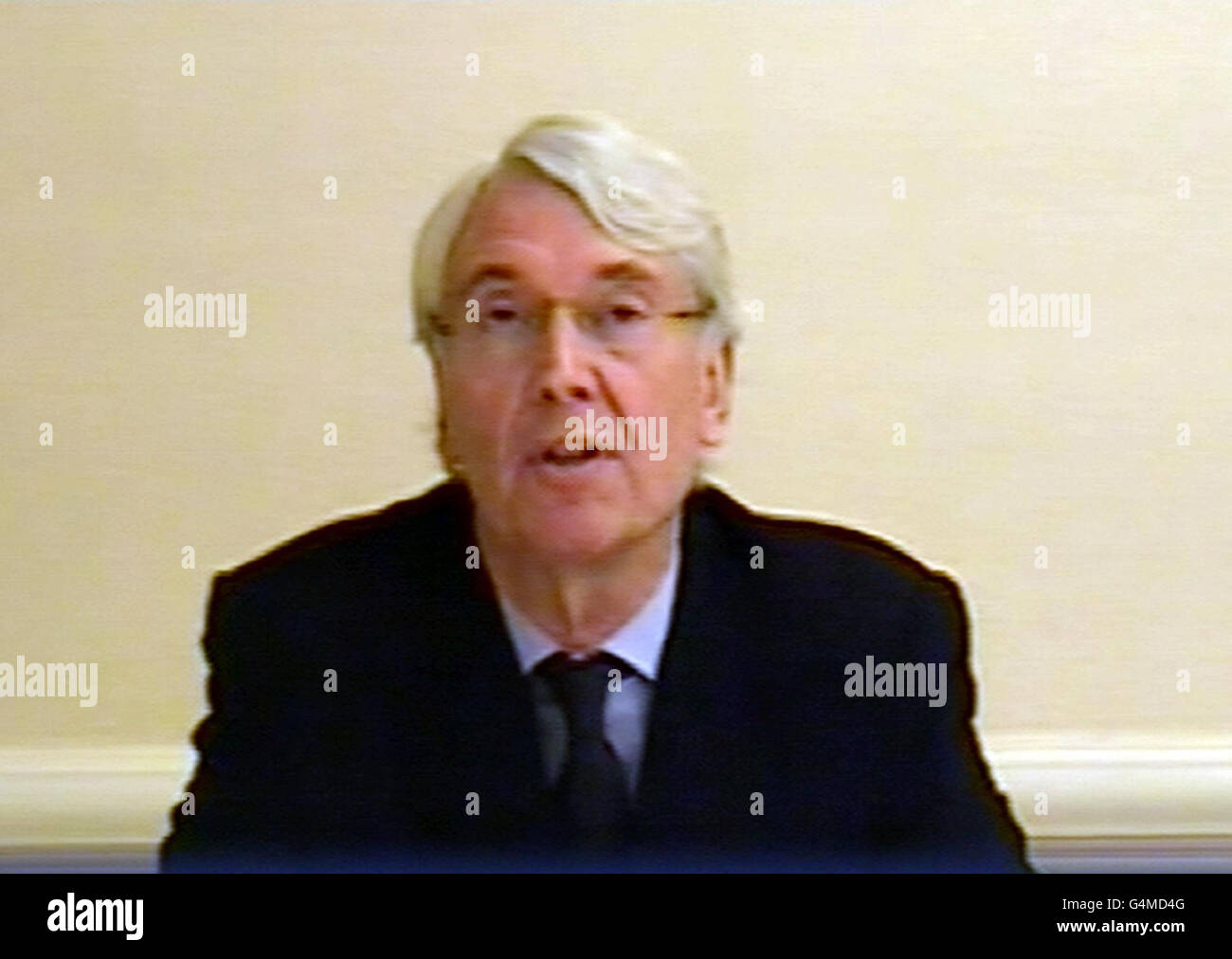 Les Hinton, ehemaliger Executive Chairman News International, als er vor dem Culture, Media and Sport Select Committee über Video-Link zum Thema auf Telefon-Hacking erscheint. Stockfoto