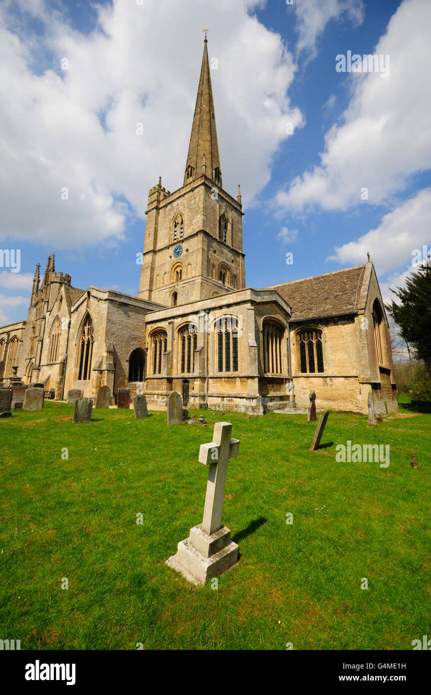 Alte englische Kirche und Friedhof in den englischen Cotswolds. Stockfoto