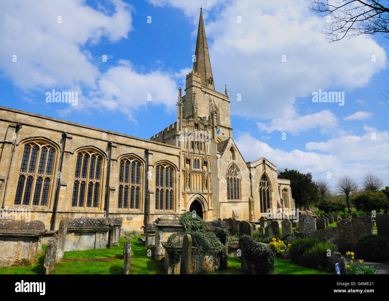 Alte englische Kirche und Friedhof in den englischen Cotswolds. Stockfoto