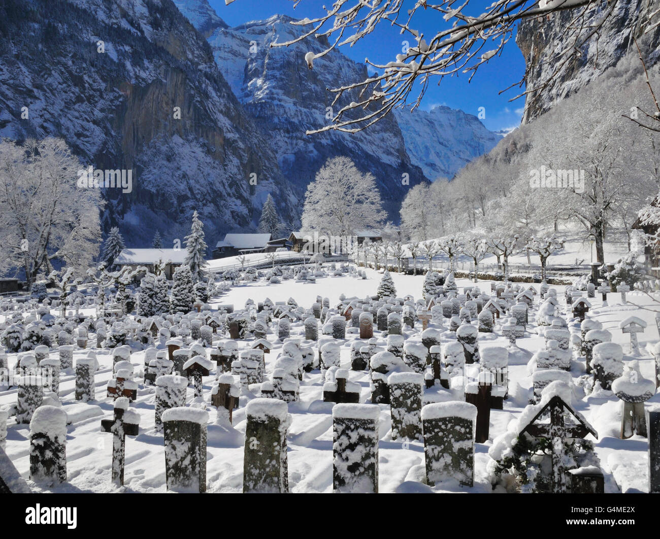 Schneebedeckten Friedhof und Tal Vista im Schweizer Bergdorf Stockfoto
