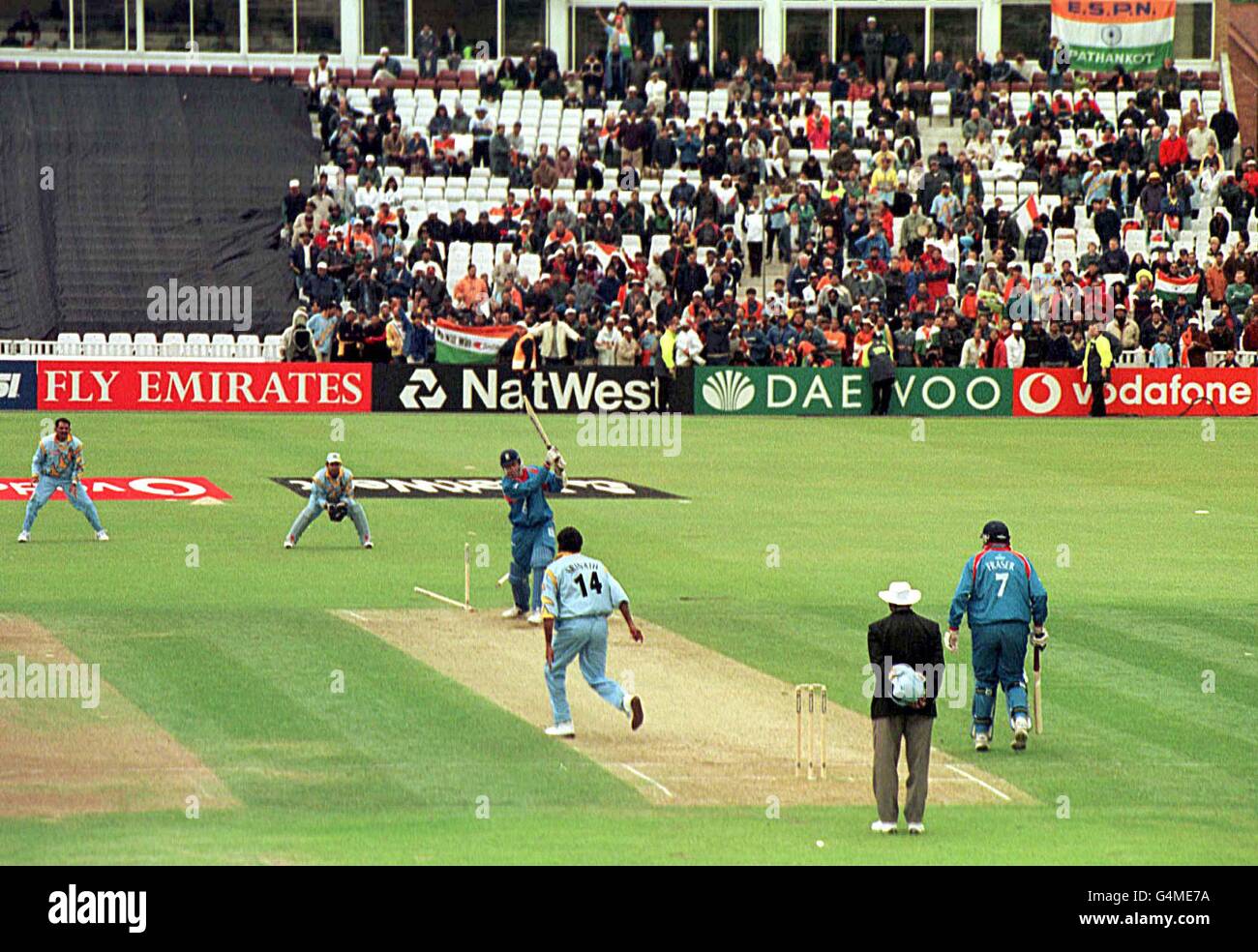 Der englische Alan Mullally wird von dem indischen Javagal Srinath überwältigt, der die Beteiligung des englischen Teams an der Cricket World Cup 1999 in Edgbaston beendet. Stockfoto