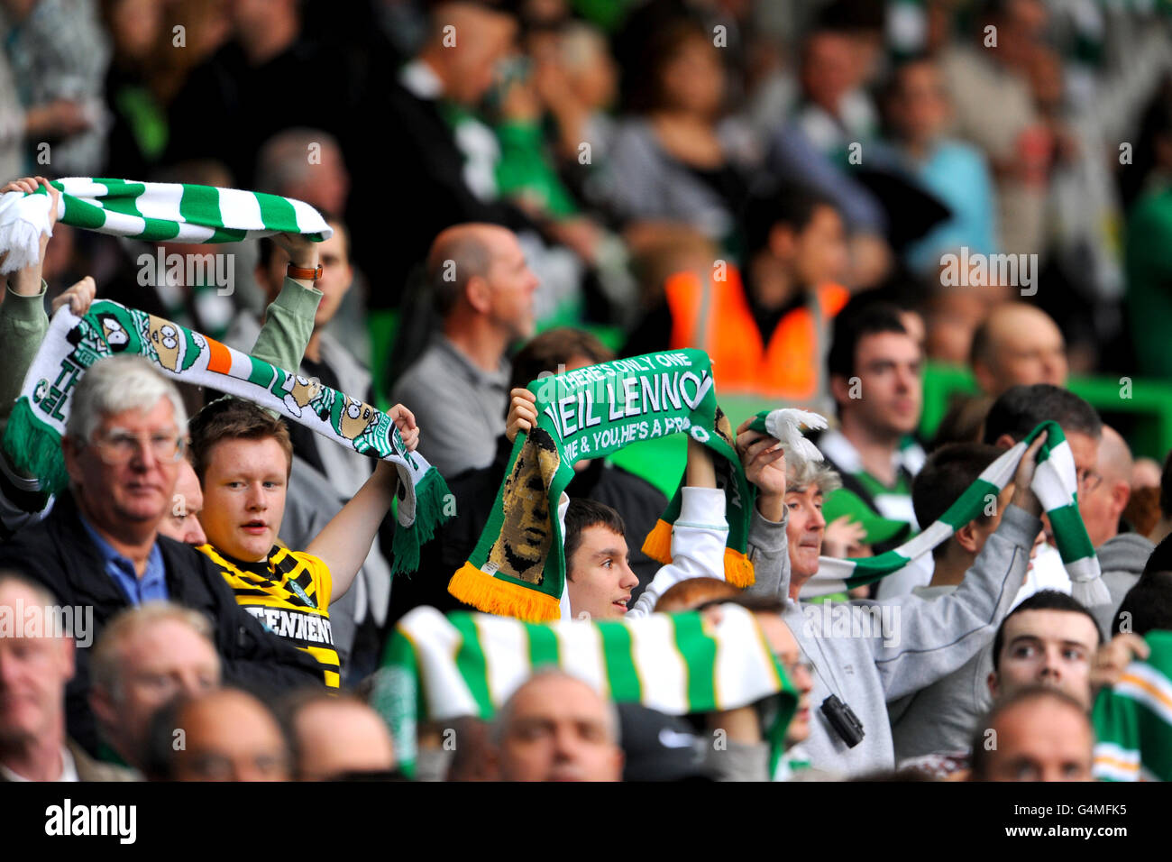 Fußball - UEFA Europa League - Gruppe I - Celtic V Udinese - Celtic Parkv. Celtic-Fans halten Schals in den Tribünen hoch Stockfoto