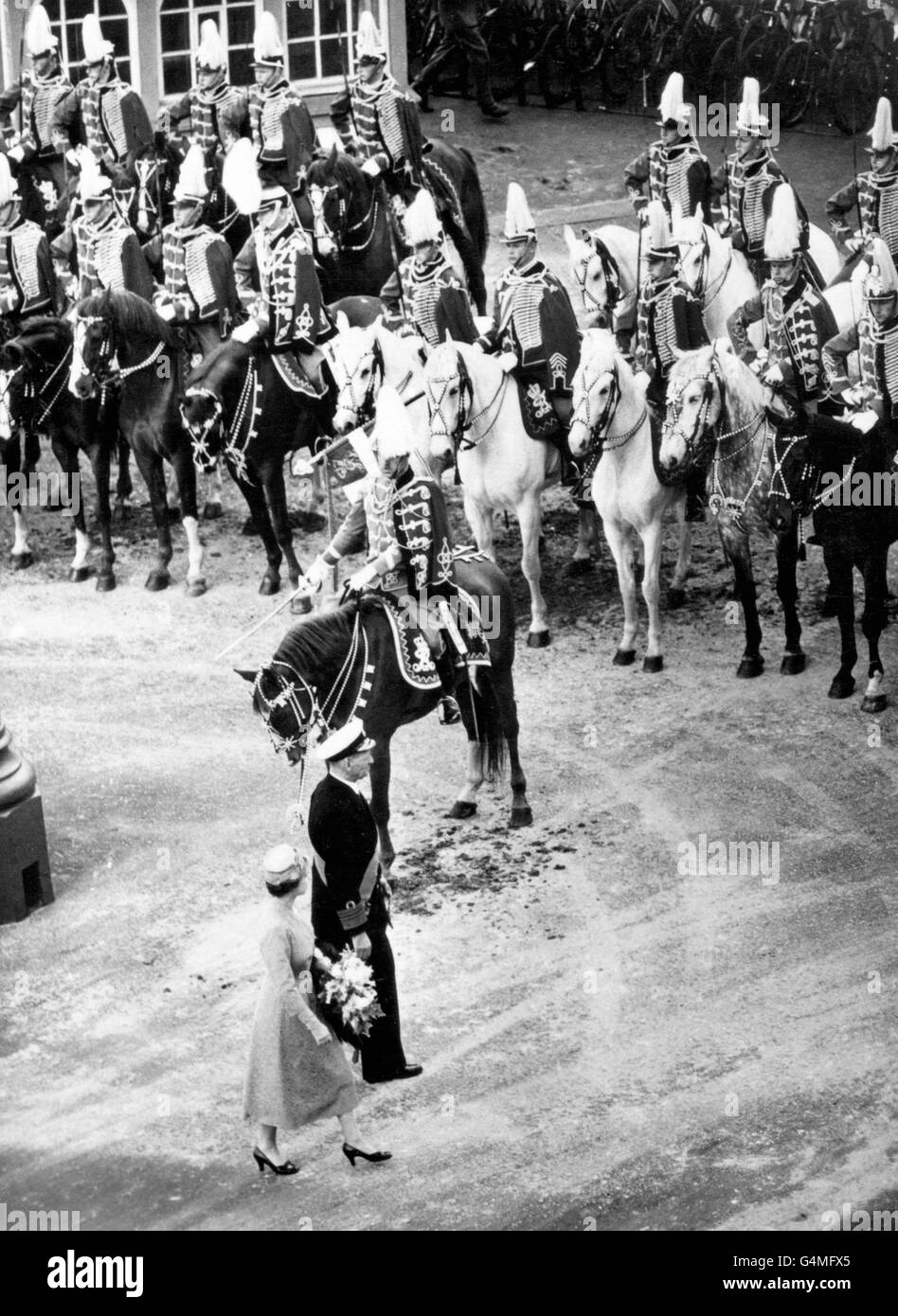 Königin Elisabeth II. Mit König Frederik IX. Von Dänemark bei ihrer Ankunft in Kopenhagen Stockfoto