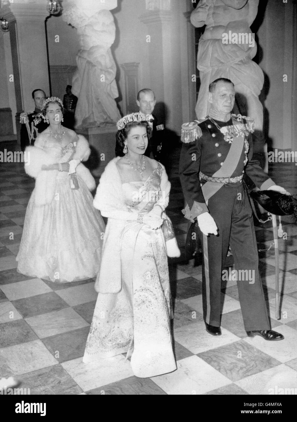 Königin Elizabeth II. Und König Frederik IX. Folgen dem Herzog von Edinburgh und Königin Ingrid, die zu ihrem Staatsbankett in den Royal State Rooms im Schloss Christiansborg eintreffen. Stockfoto
