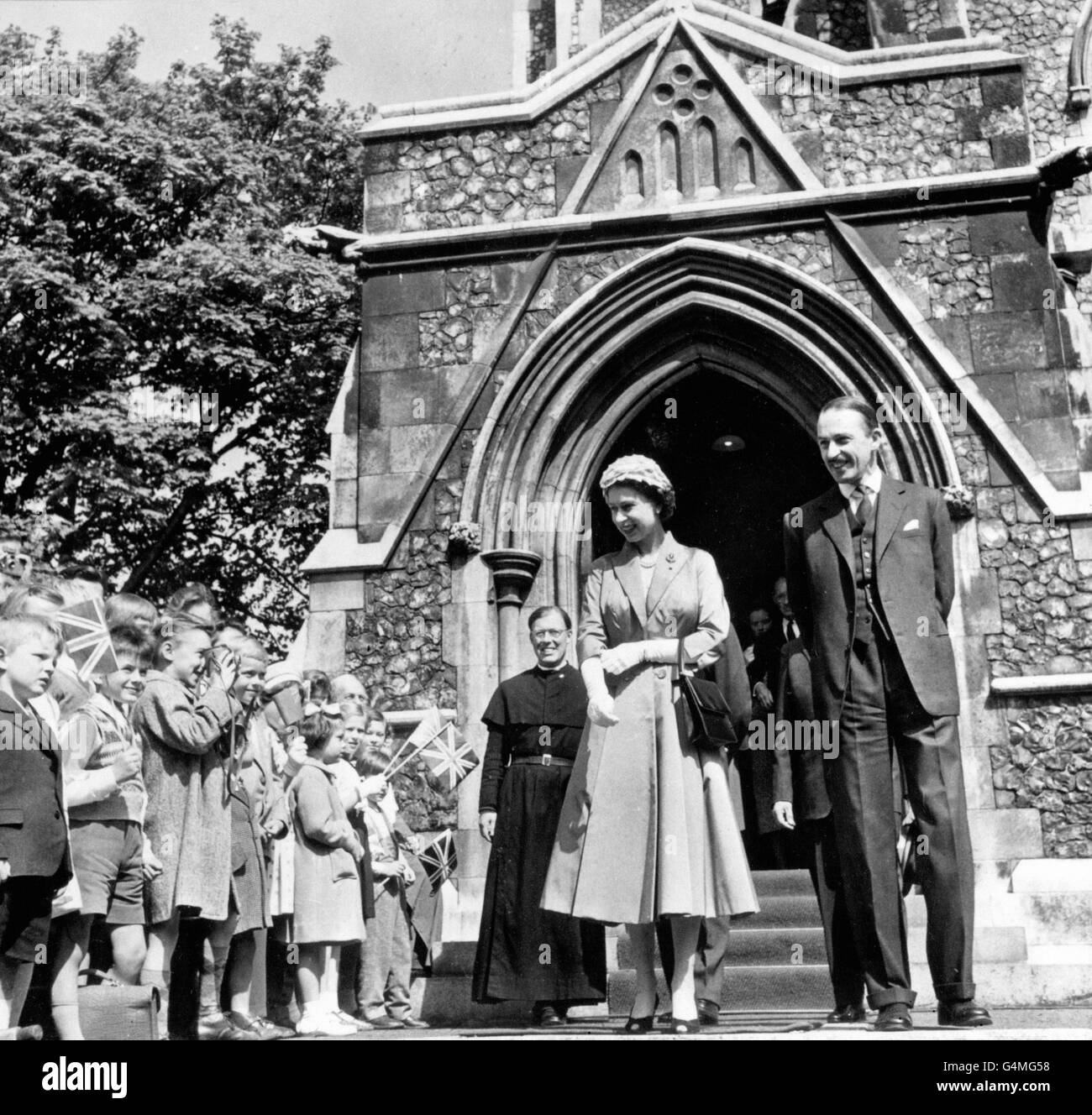Königin Elisabeth II. Verlässt St. Albans, die englische Kirche, in Kopenhagen während ihres Staatsbesuches in Dänemark. Mit ihr ist der britische Botschafter Sir Roderick Barclay. Stockfoto