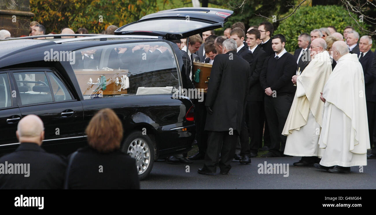 Die Särge von Bridget Sharkey und ihrem Bruder Thomas Sharkey werden nach ihrer Beerdigung aus der St. Joseph's Church in Helensburgh getragen. Stockfoto