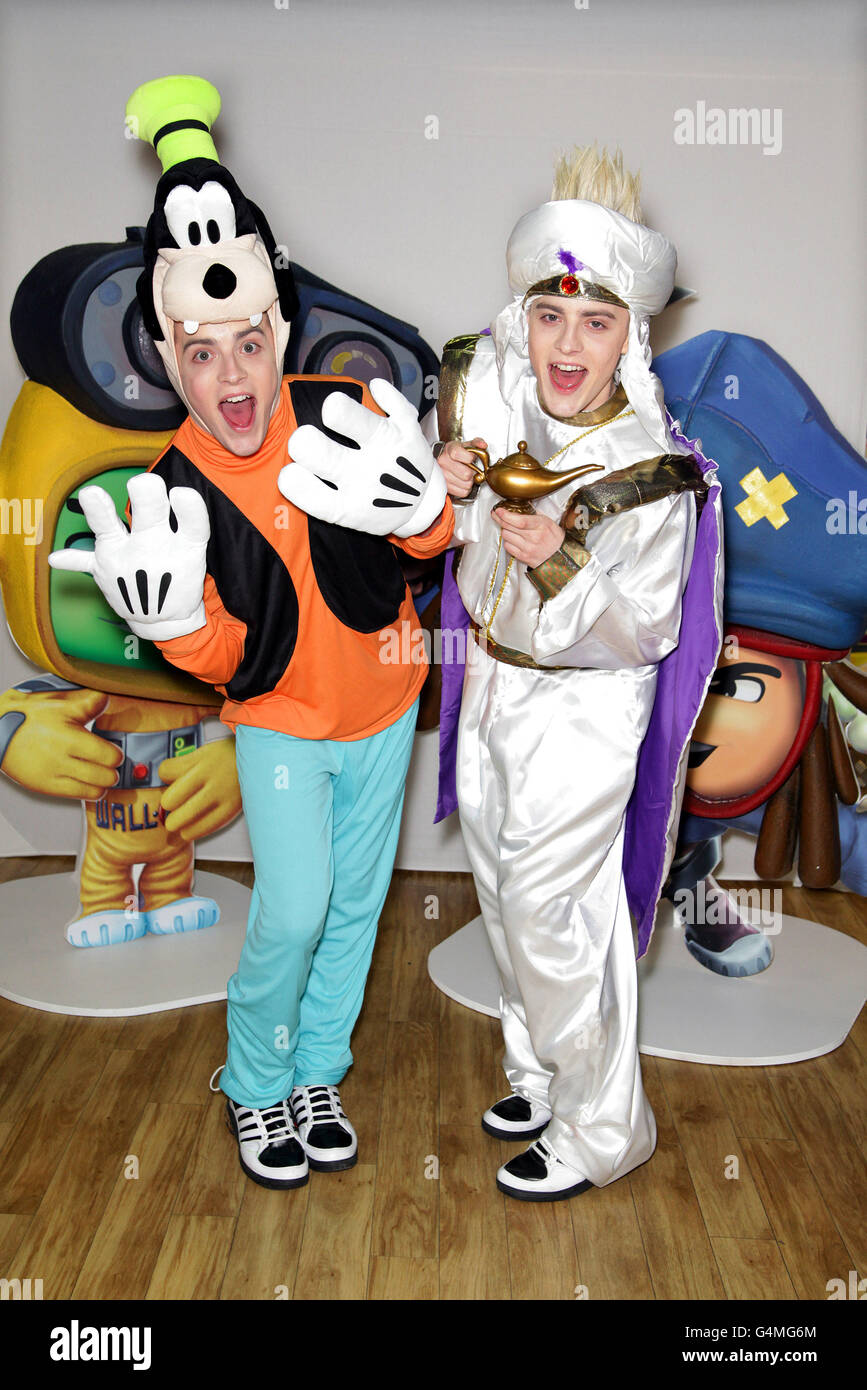 Jedward als Goofy und Aladdin in Hamleys im Zentrum von London für die Einführung von Disney Universe das Videospiel. Stockfoto