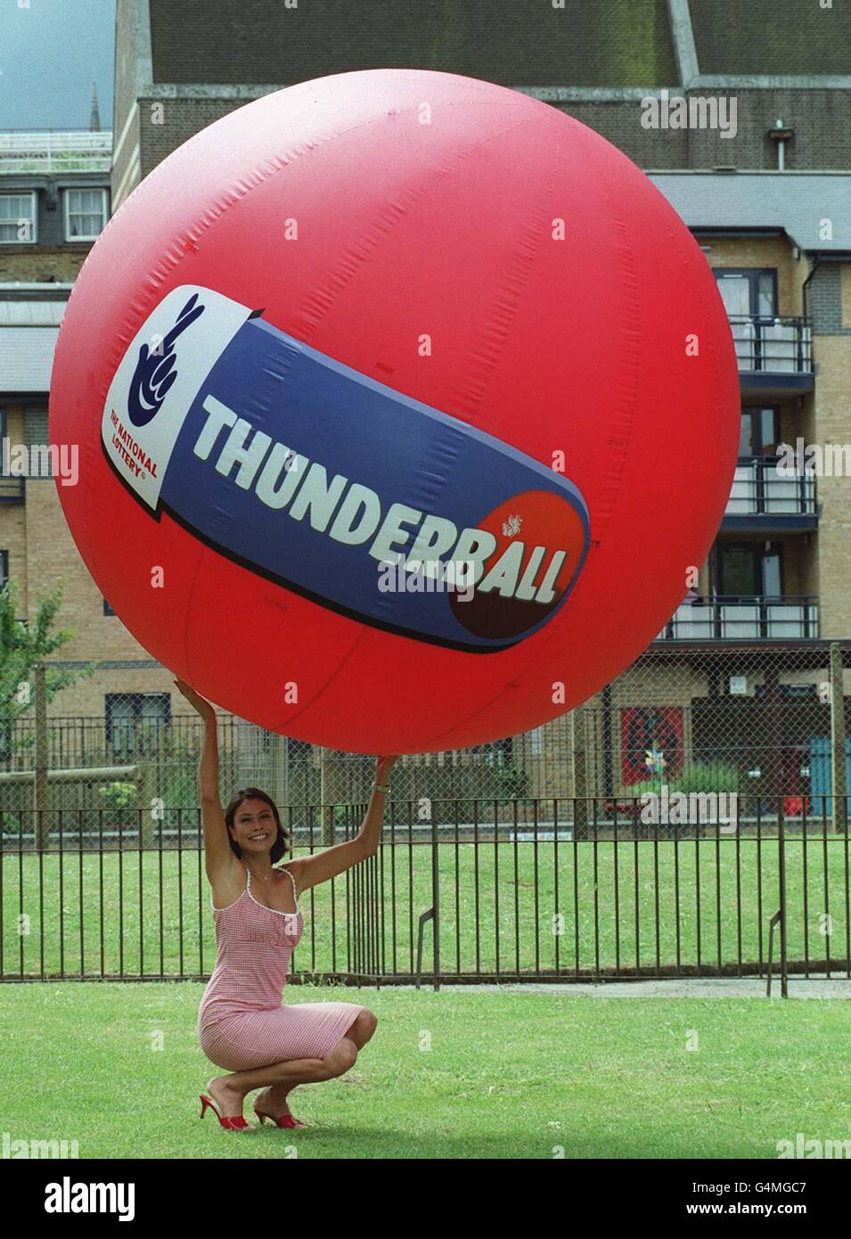 Die ehemalige Big Breakfast Moderatorin Melanie Sykes startet das neueste Spiel der National Lottery, Thunderball, in London. Tickets gehen zum Verkauf 7/7/99 und Lotterie Betreiber Camelot erwartet wöchentliche Verkäufe von rund 4 Millionen für das neue Spiel. Stockfoto