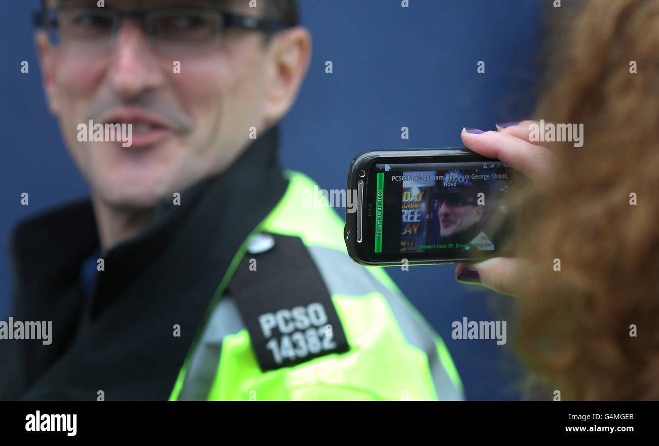 PCSO Nick Packham wird auf einem Smartphone in Hove, East Sussex, als Teil eines heute gestarteten digitalen Projekts gefilmt, um einen Einblick hinter die Kulissen ihrer Arbeit zu geben. Stockfoto