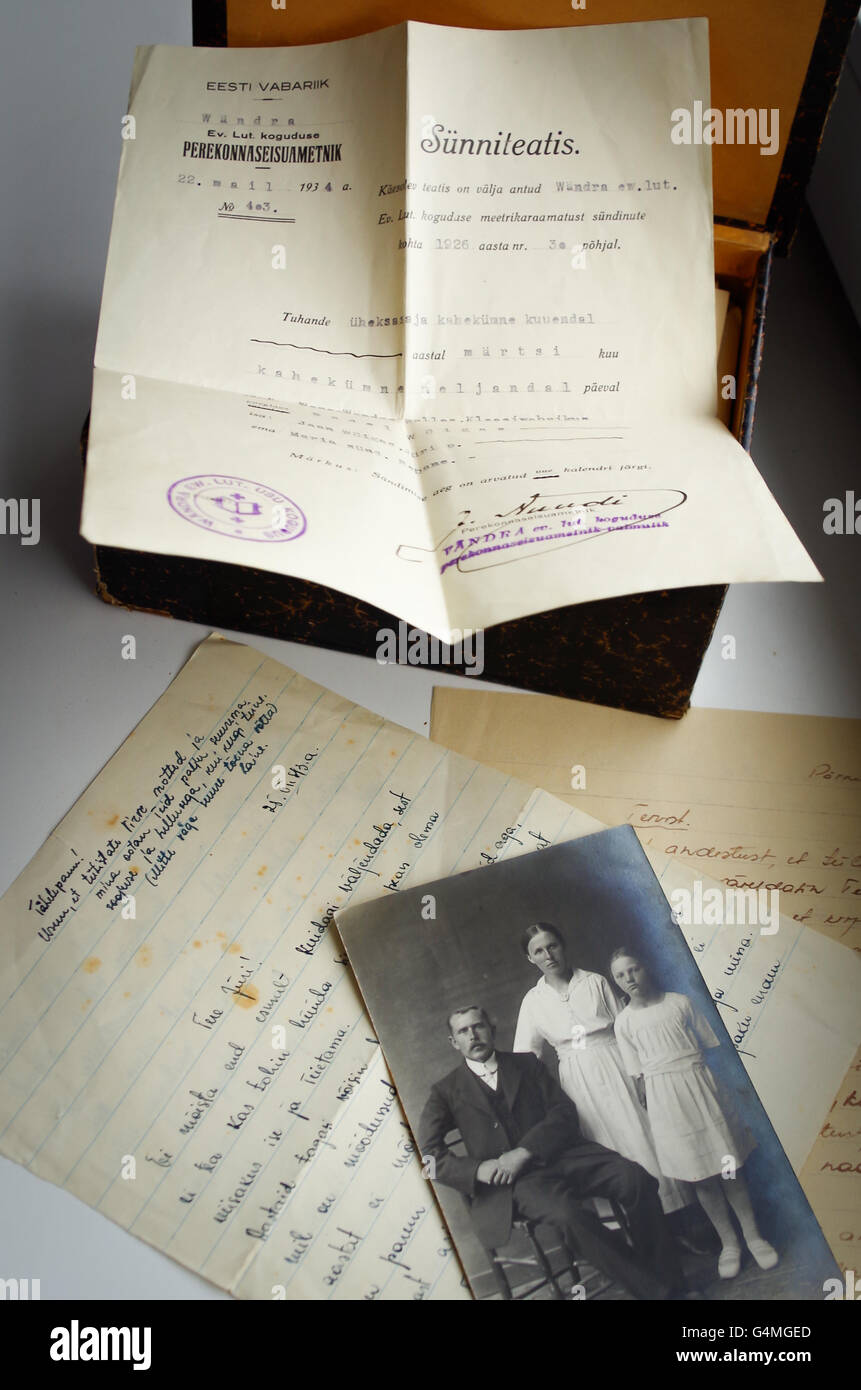 Handgeschriebene Liebesbriefe und ein schwarz-weiß Familienfoto aus den 1930er Jahren und eine Geburtsurkunde des Jüri Võigas von 1934, Estland Stockfoto