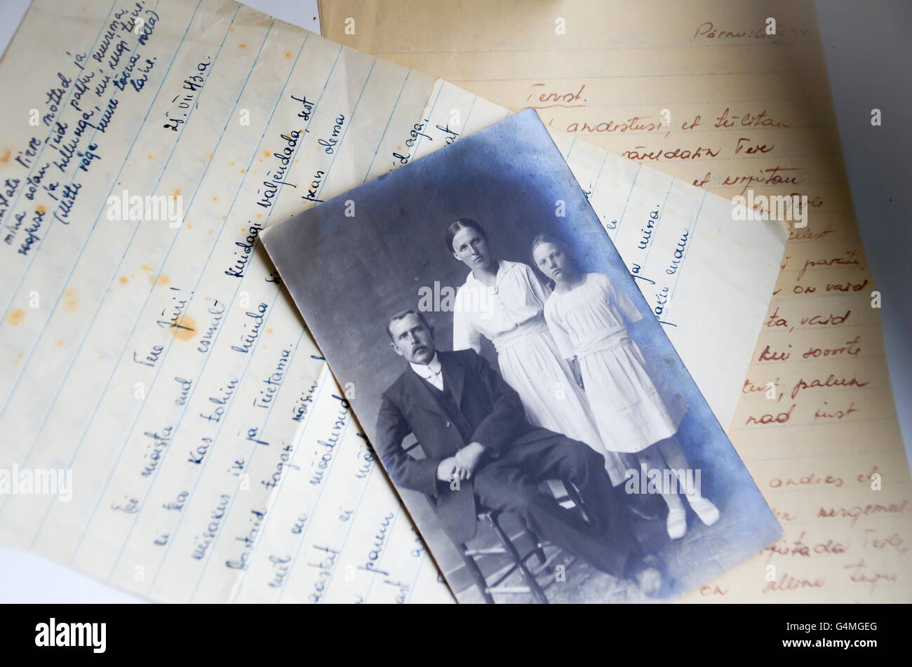 Alte handschriftliche Briefe in estnischer Sprache mit einem schwarz-weiß Familienfoto vom Ende der 1930er Jahre Stockfoto