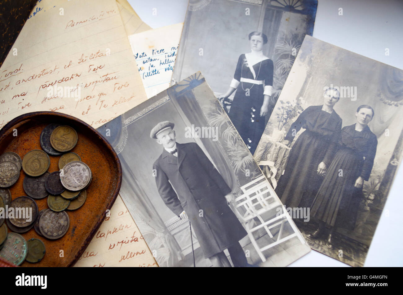 Alte Münzen aus dem russischen Reich, handgeschriebene Liebesbriefe aus der 2. Weltkrieg Ära und mehrere alte b&w Familienfotos Stockfoto