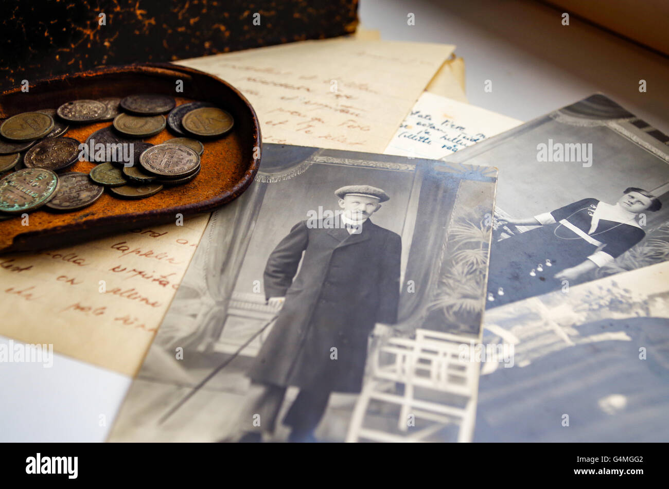 Alte b&w Fotos, eine Münze Beutel und vergilbten Liebesbriefe von 1944, gefunden auf einem Dachboden in Estland im Jahr 2016 Stockfoto