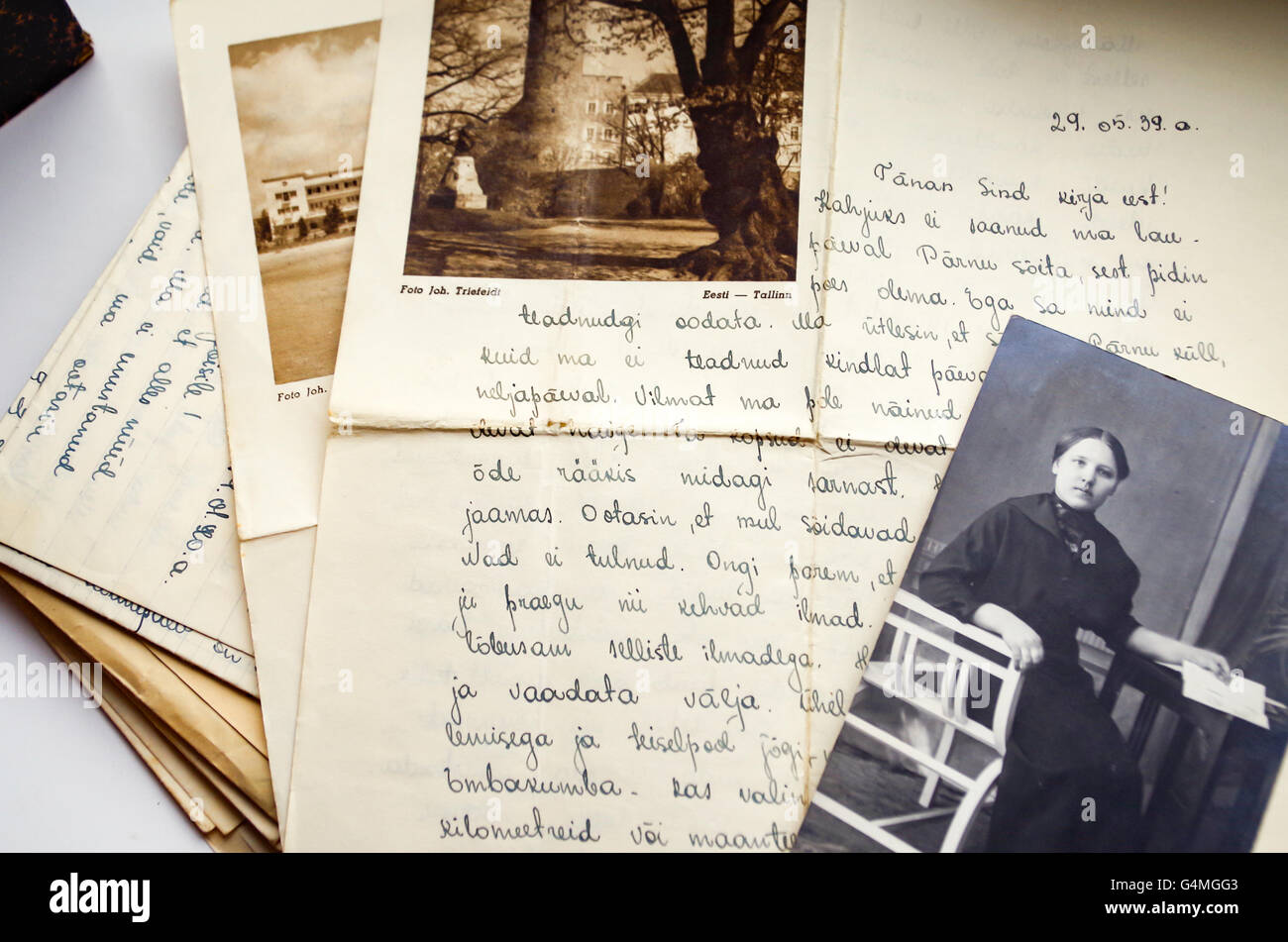 Alte handschriftliche Briefe von 1939 mit einem schwarz / weiß Foto einer sitzenden Frau im Zeitraum Kleid beigefügten Stockfoto