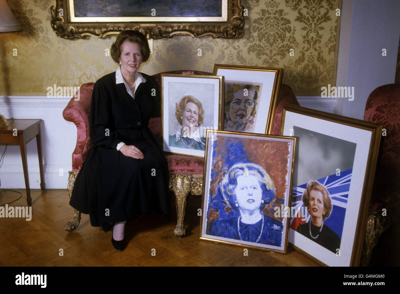 Premierministerin Margaret Thatcher sitzt mit einigen Titelblättern des Time-Magazins, die sich zeigen. Das Time Magazine feiert sein 60-jähriges Jubiläum mit einer Ausstellung seiner Cover-Art mit dem Titel 'Britain, an American View'. Am 30. September 1983 wurde eine Ausstellung von Porträts und Fotografien mit 240 britischen Persönlichkeiten eröffnet, die seit 1923 auf Time's Cover erschienen sind. Stockfoto